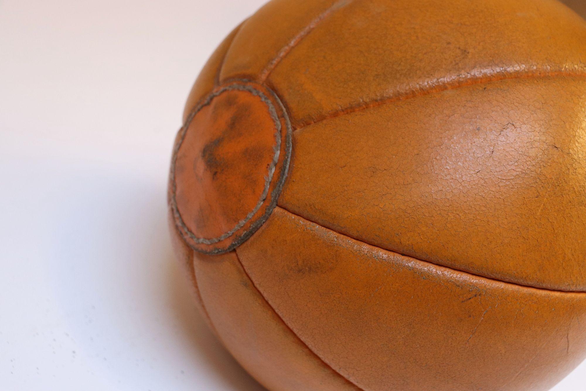 Collection de cinq boules de médecine européennes vintage en cuir en vente 12