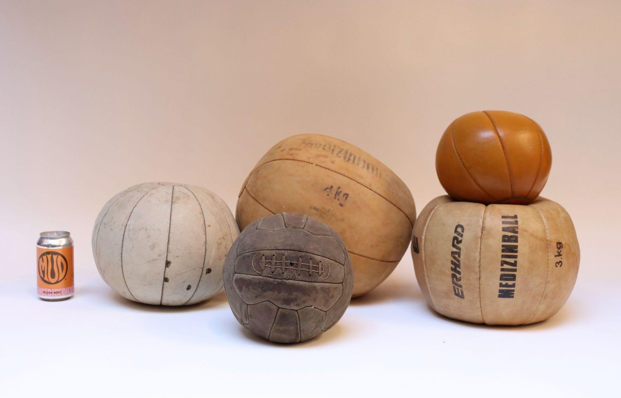 Collectional de cinq ballons de médecine en cuir européen, trois (le ballon orange et les deux ballons tan) proviennent d'Allemagne, tous ont été achetés en Italie (vers les années 1940/1950).
Patine parfaitement vieillie avec usure