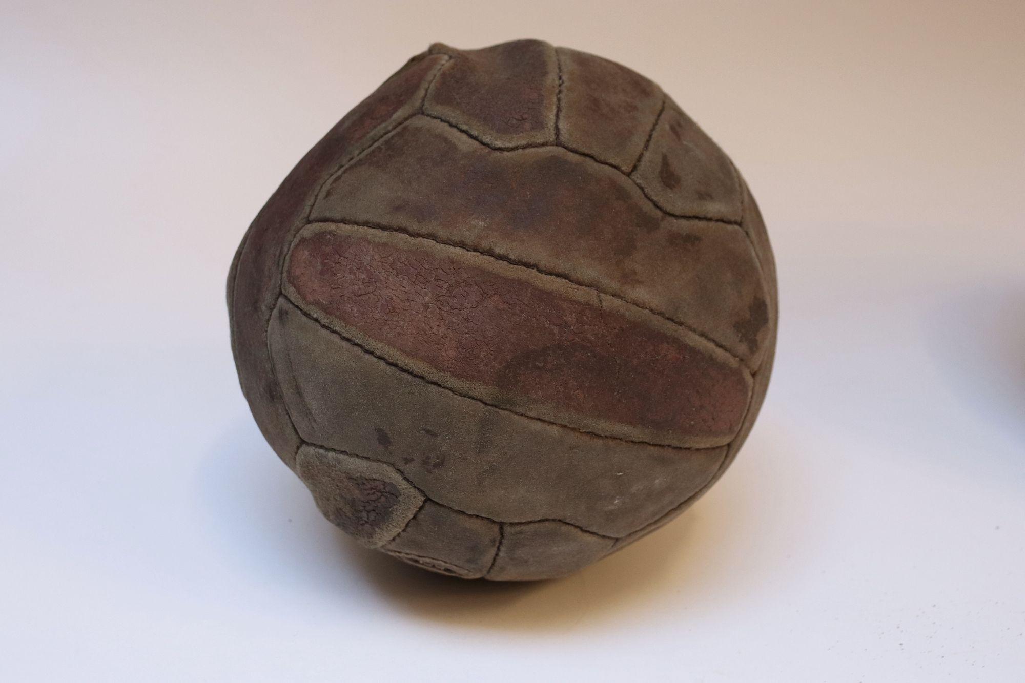 Collection de cinq boules de médecine européennes vintage en cuir en vente 6