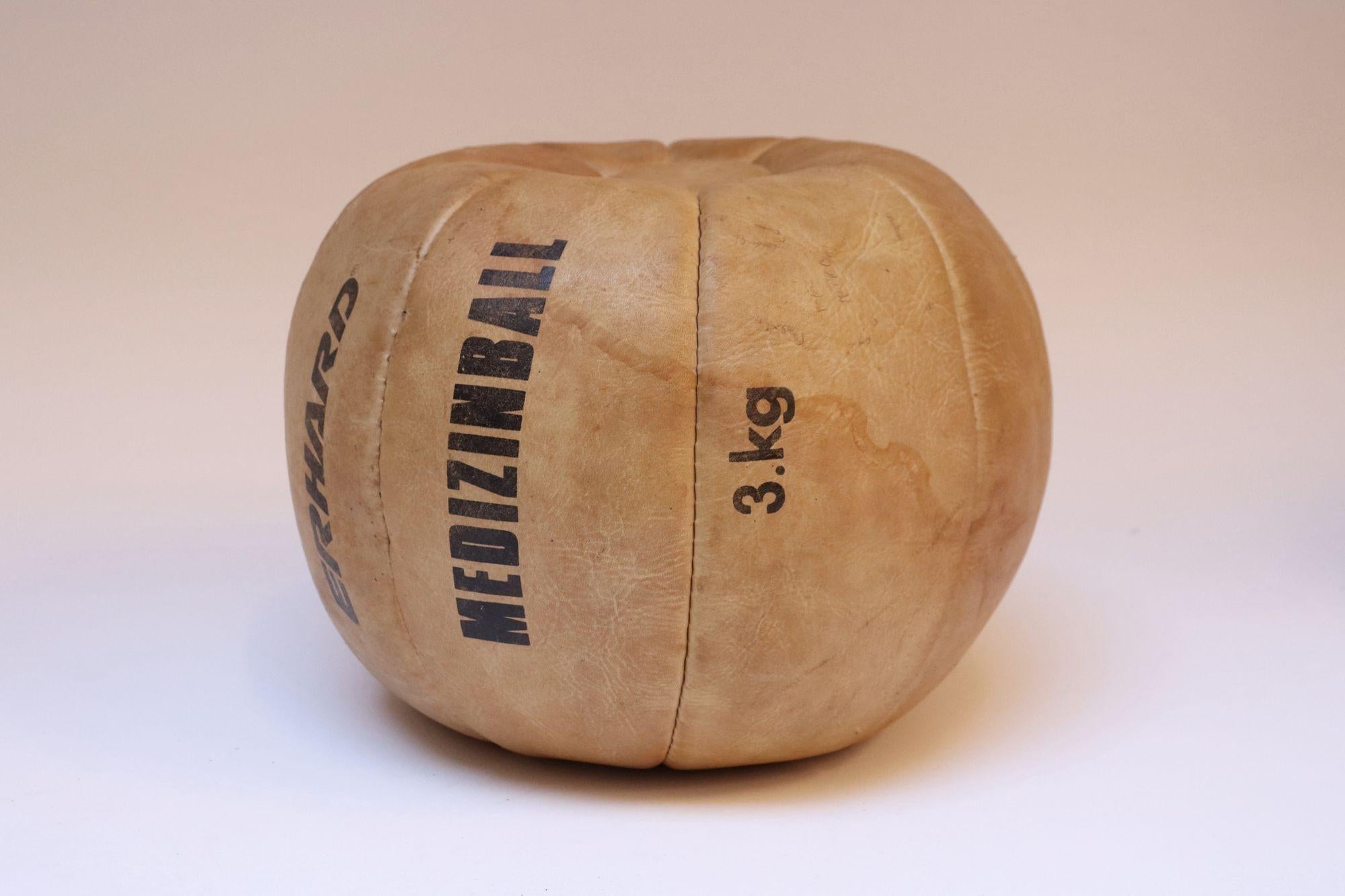 Collection de cinq boules de médecine européennes vintage en cuir en vente 13