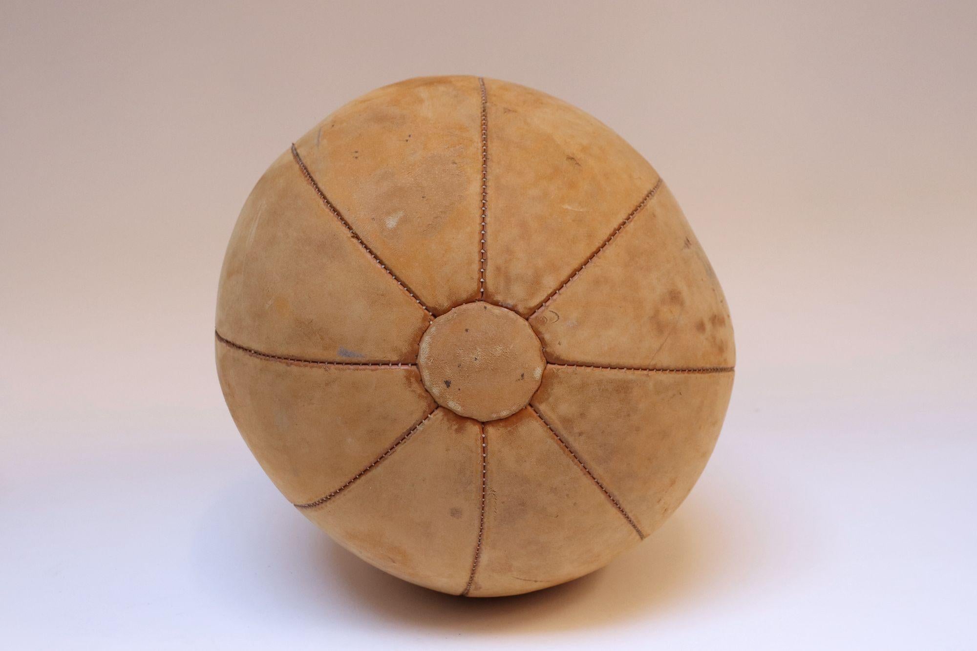 Mid-Century Modern Collection de cinq boules de médecine européennes vintage en cuir en vente