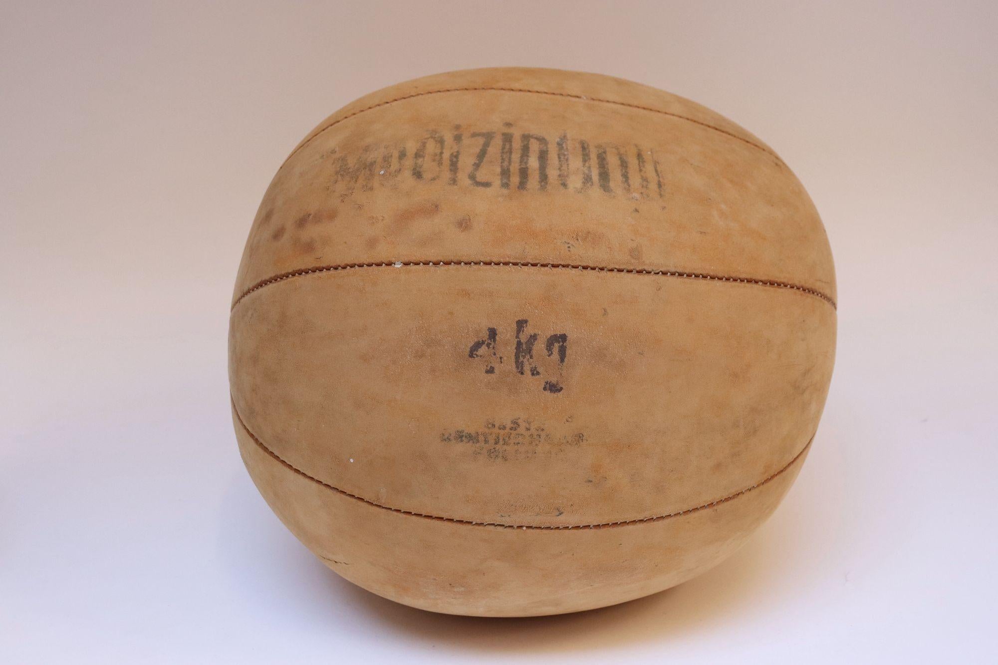 Allemand Collection de cinq boules de médecine européennes vintage en cuir en vente