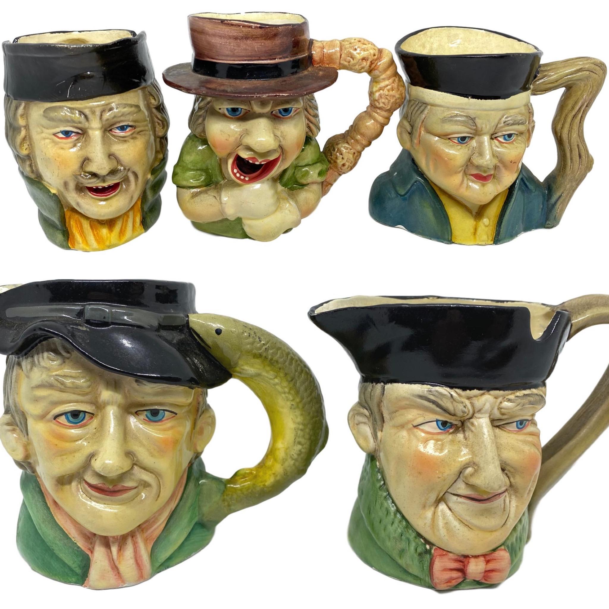 Belle collection de cinq mugs ou pichets à crème toby. Créé par une société anglaise. Quelques objets décoratifs dans leur état d'origine. Mesures : Le plus grand est d'environ 3 1/2