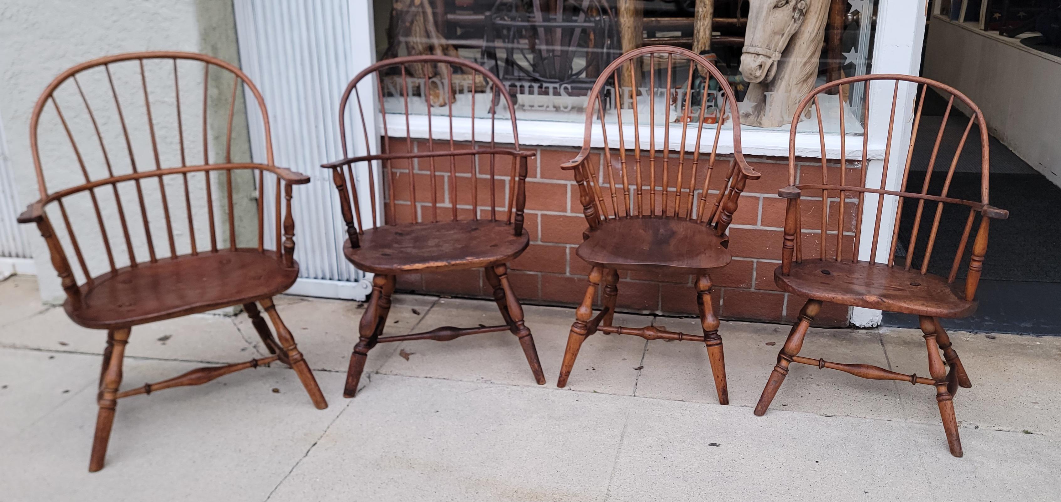 Questo gruppo di sedie Windsor accumulate del XVIII e XIX secolo si mescolano e si abbinano meravigliosamente! Venduto come una collezione di quattro esemplari insieme, tutti in ottime condizioni. Queste sedie con schienale a palloncino sono tutte