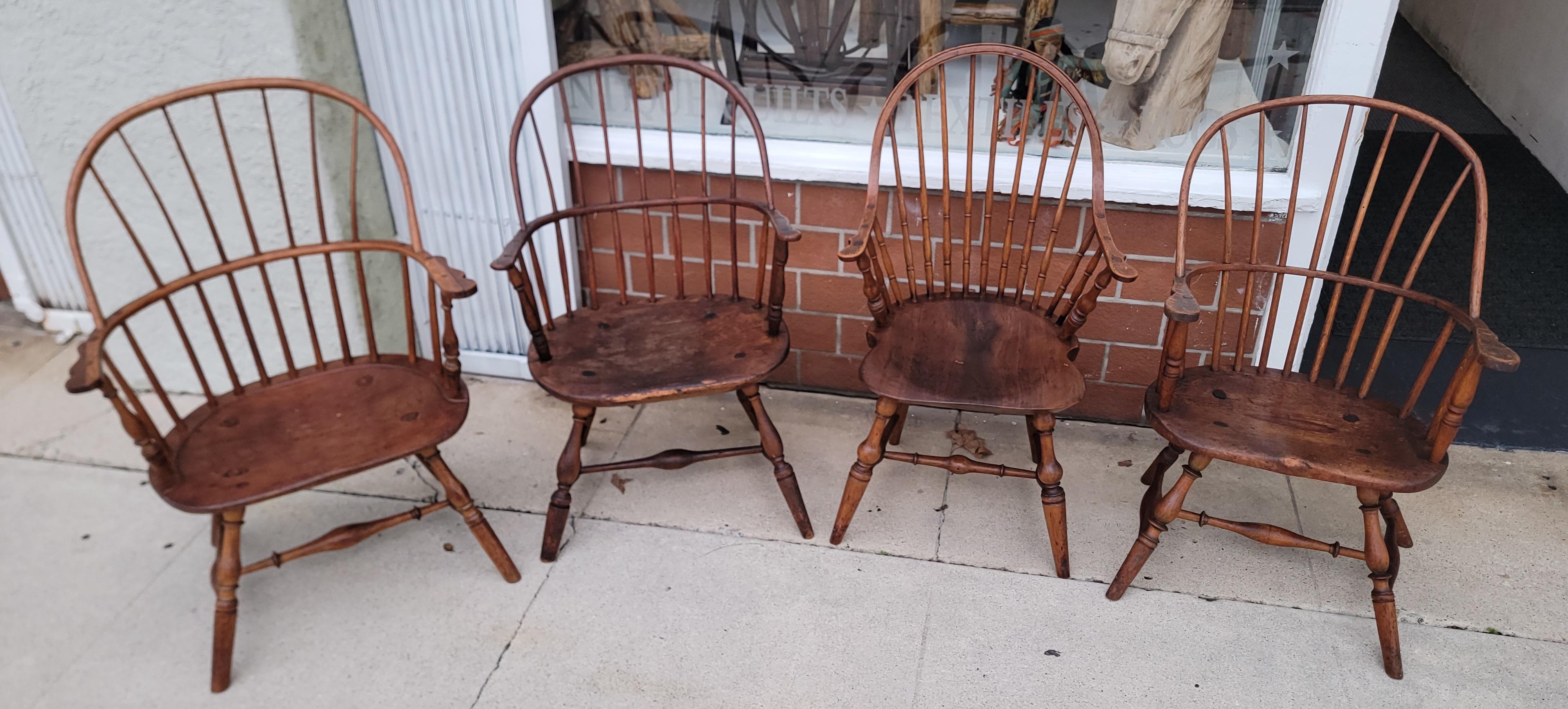 Arte popolare Collezione di quattro sedie Windsor a bracci estesi del XVIII e XIX secolo -4 in vendita
