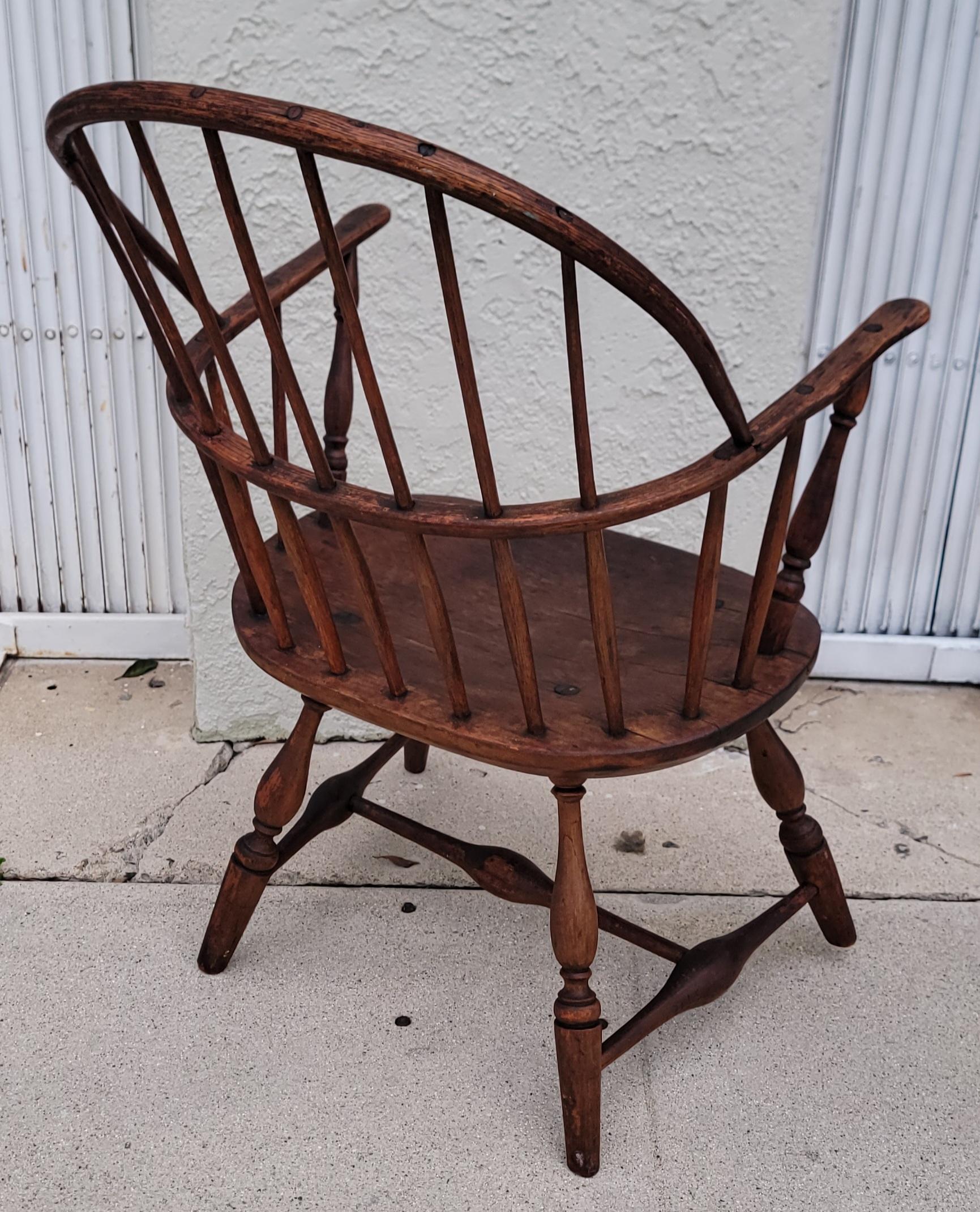 Fatto a mano Collezione di quattro sedie Windsor a bracci estesi del XVIII e XIX secolo -4 in vendita