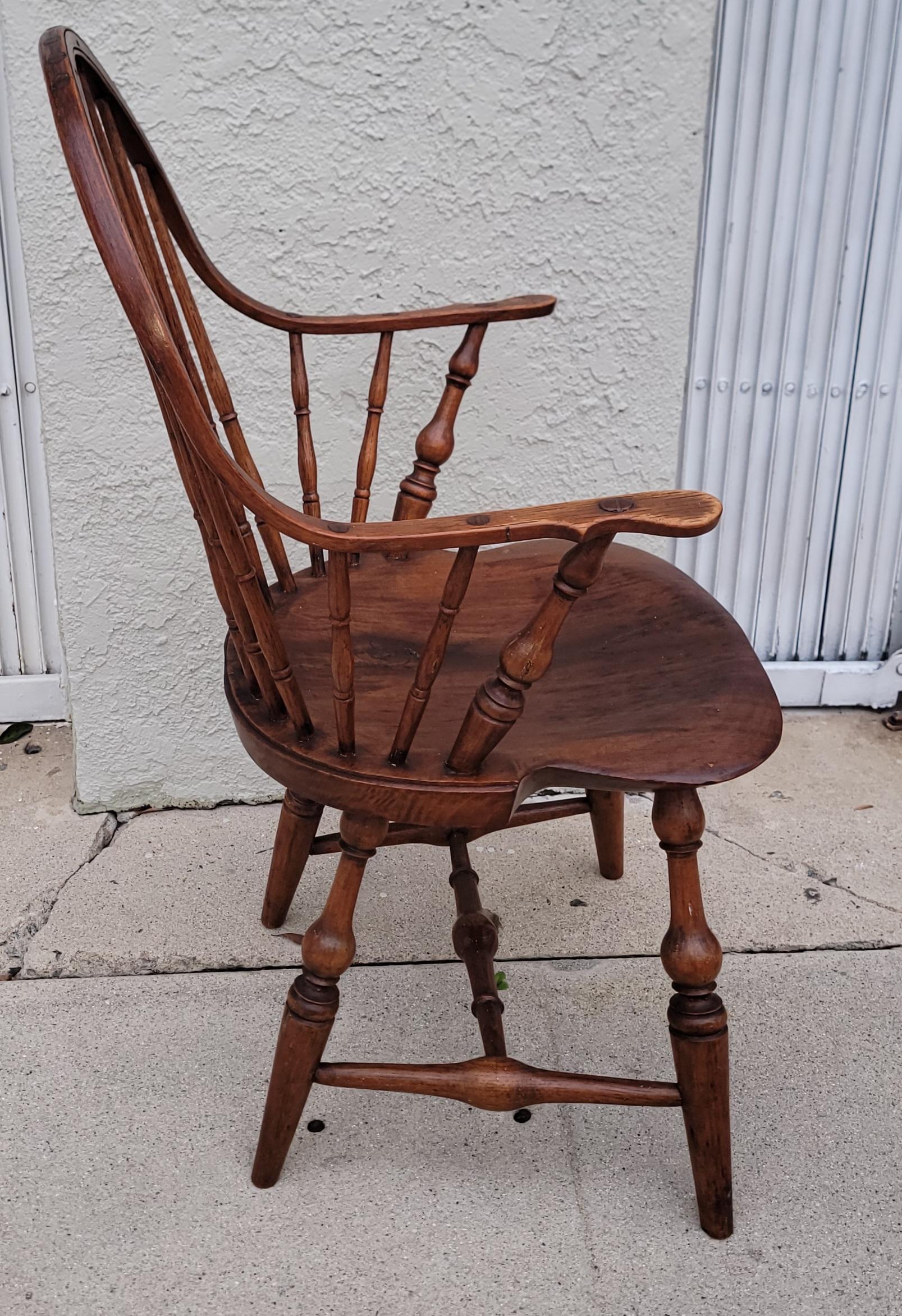 Legno Collezione di quattro sedie Windsor a bracci estesi del XVIII e XIX secolo -4 in vendita