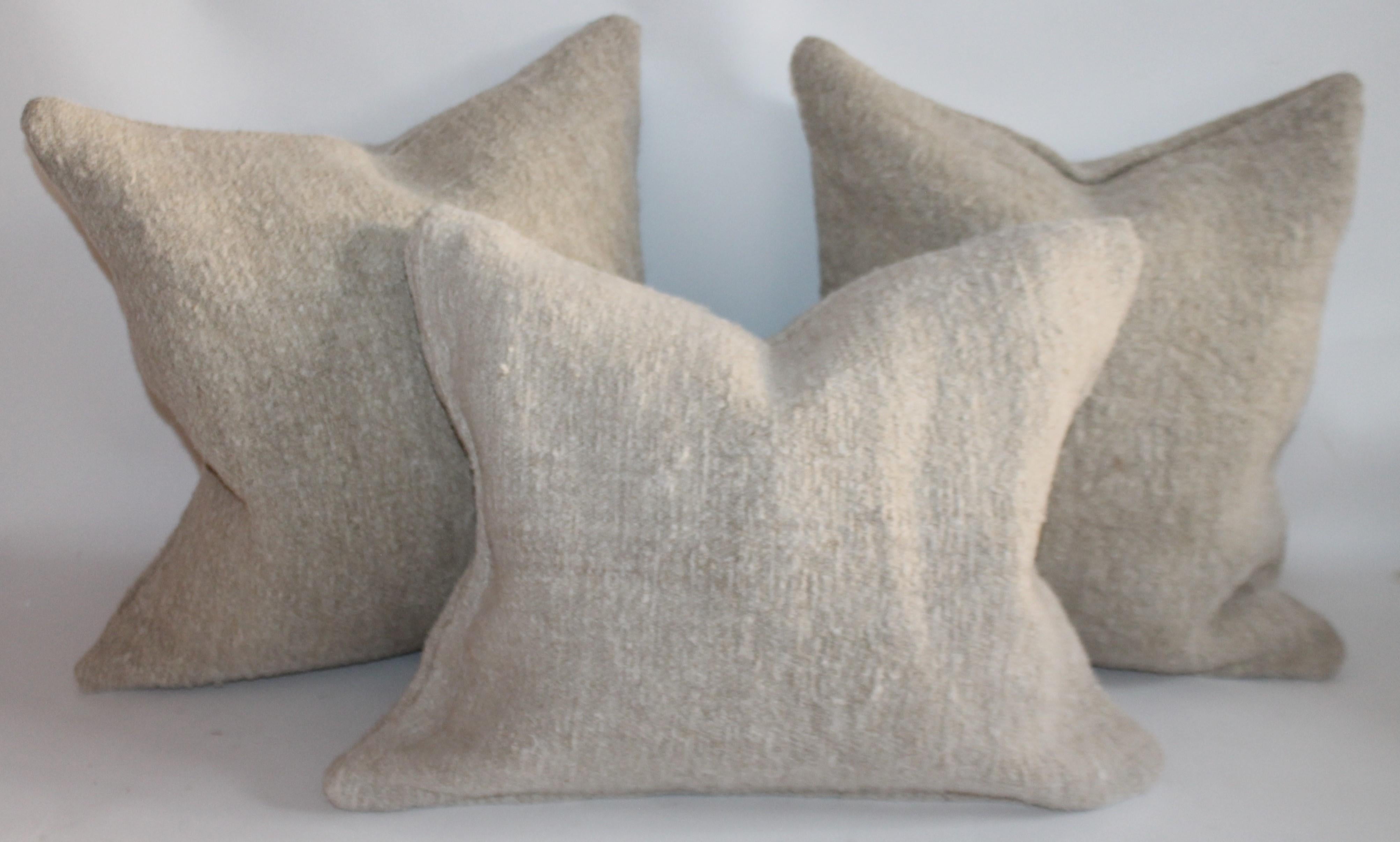 Collection of four homespun linen pillows. Three smaller pillows measure 16 x 18
largest pillow measures: 22 x 18
Selling the group of four pillows.
 
  