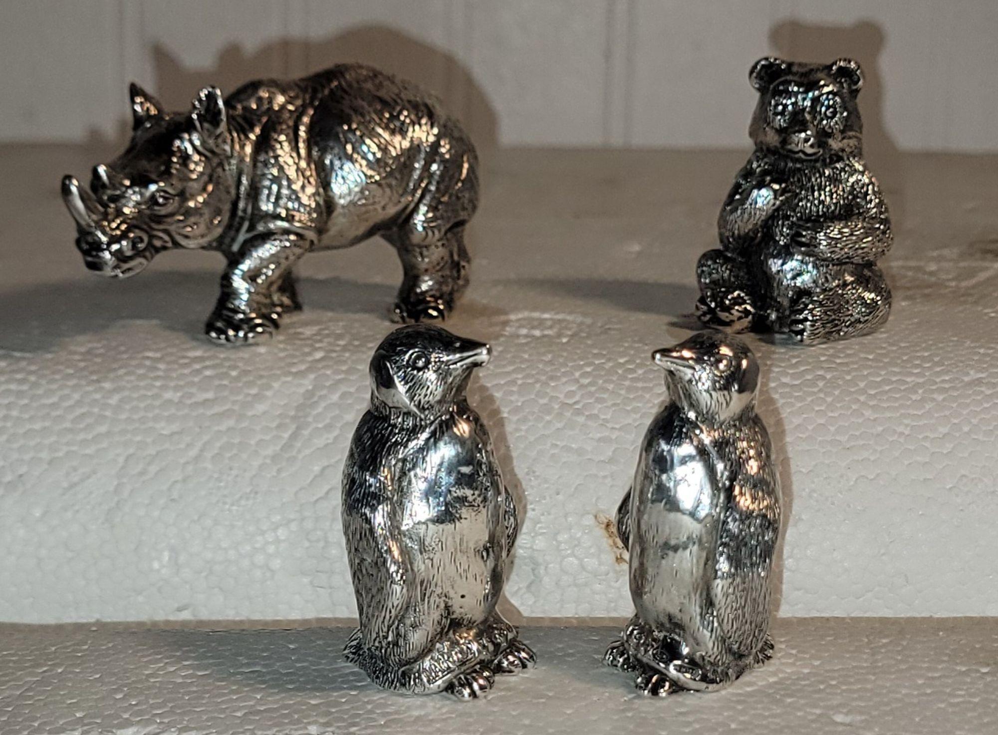 Sterling Silber geformt  Alle sind in gutem Zustand und mit 925 oder Sterling signiert und werden als Collection'S verkauft.

Die angegebenen Maße sind ungefähre Werte. 
Nashorn - 3,25 tief x 1,25 breit x 1,75 hoch
Pinguine - 1,25 tief x 0,75 breit