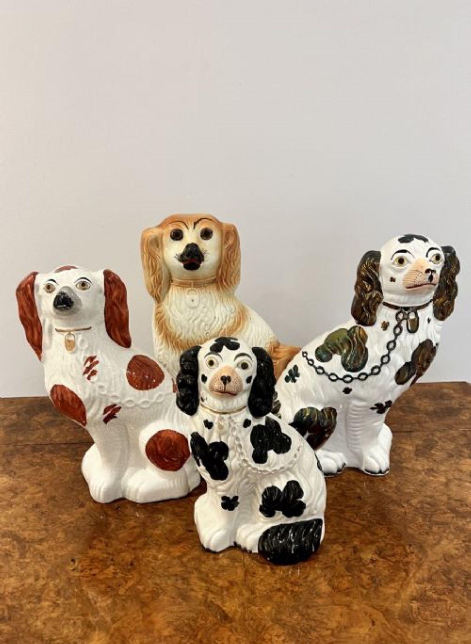 Kollektion von vier handbemalten Staffordshire-Hunden in antiker Qualität  (19. Jahrhundert) im Angebot
