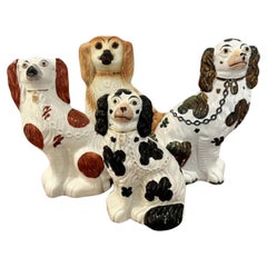 Collection de quatre chiens du Staffordshire peints à la main de qualité ancienne 