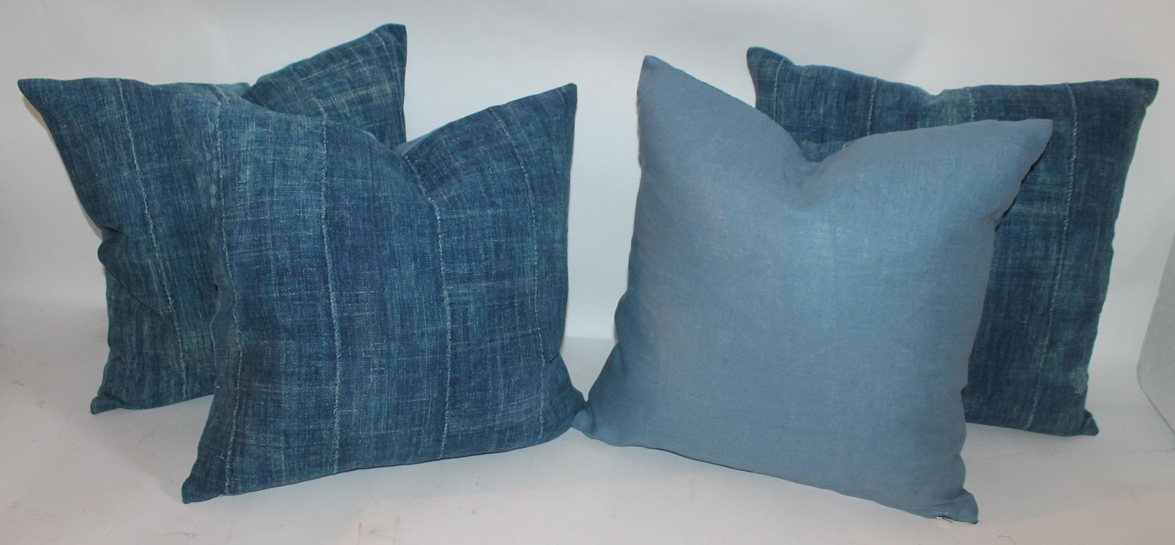Ces étonnants oreillers en lin de coton indigo ont un nouveau dos en lin de coton bleu. Vendu comme un groupe de quatre oreillers. L'état est très bon.