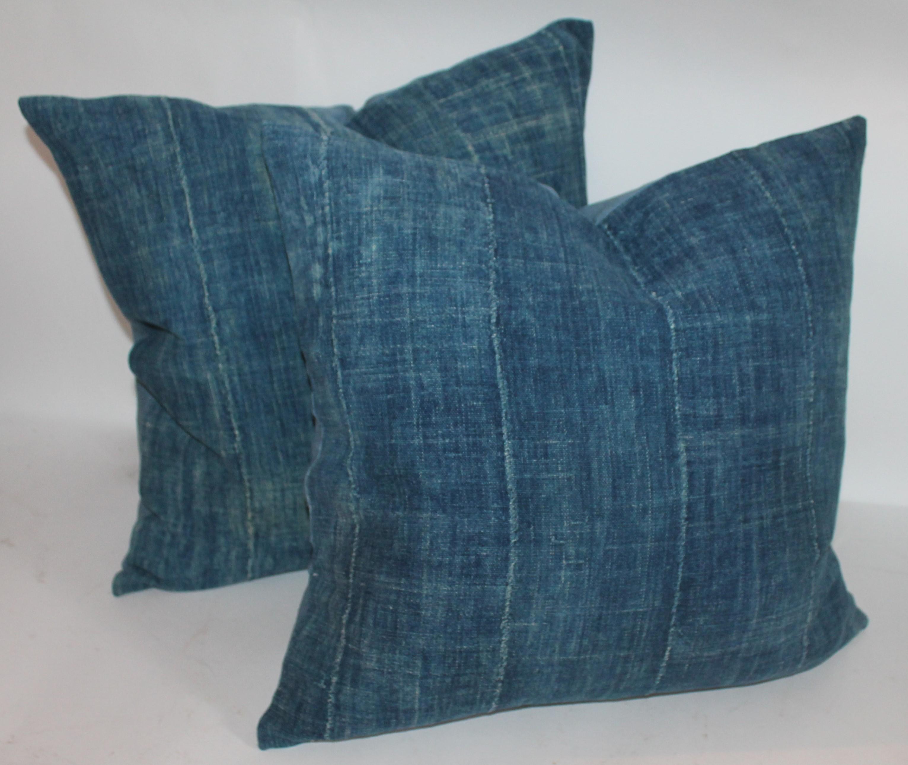 Américain Collection de quatre coussins en lin bleu faits à la main, lot de 4 en vente