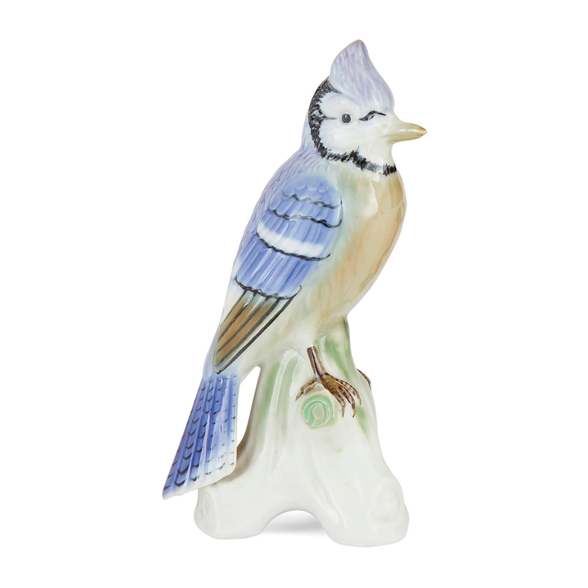 Collezione di quattro modelli di uccelli in porcellana continentale 
Continentale, 20° secolo 
Il più grande: Altezza 17,5 cm, larghezza 9 cm, profondità 7 cm

Questo incantevole set di quattro figure di uccelli in porcellana, risalente al XX