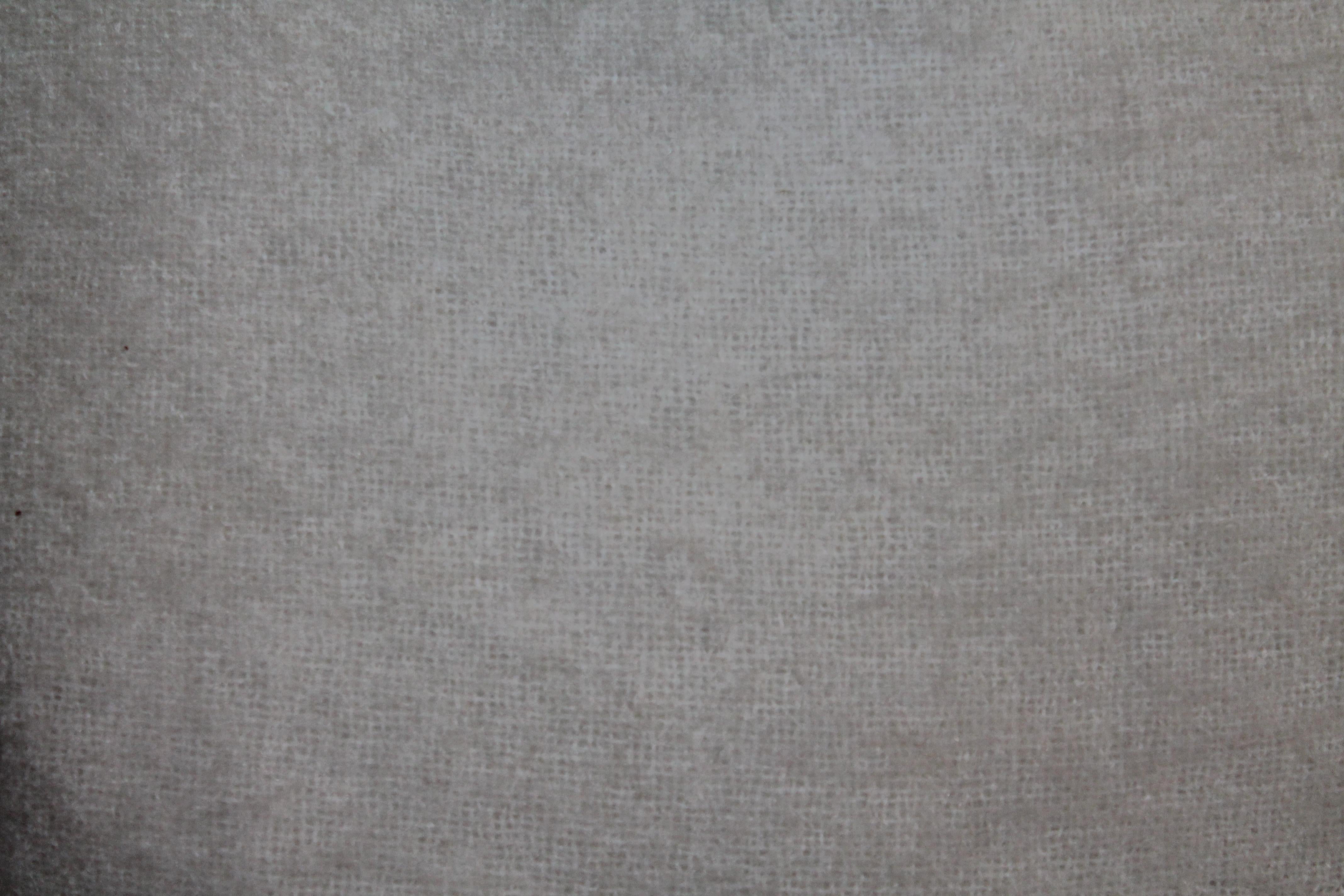 Fait main Collection de quatre coussins en mohair crème en vente
