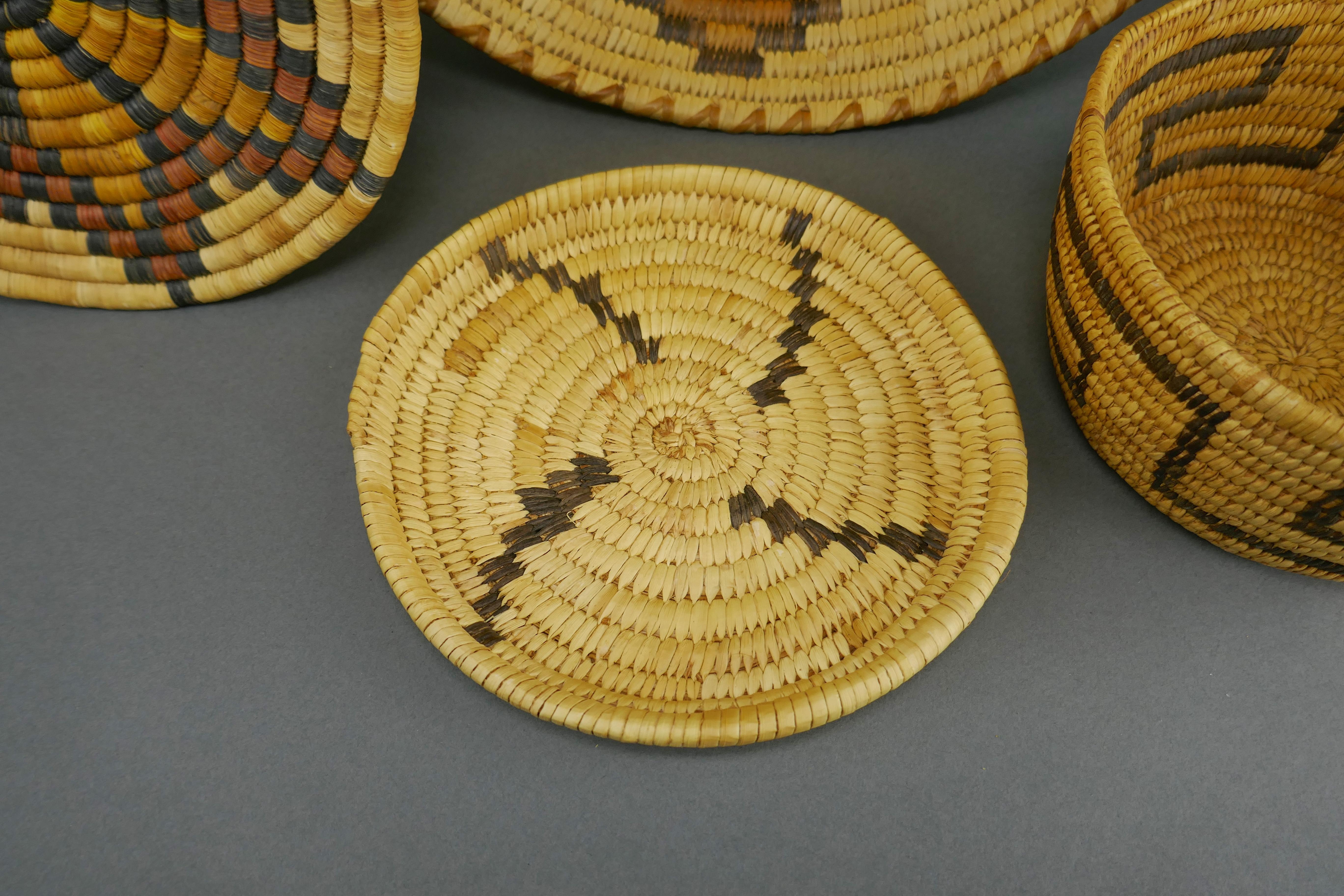 Mission Collection de quatre paniers amérindiens tissés à la main Papago & Hopi en vente