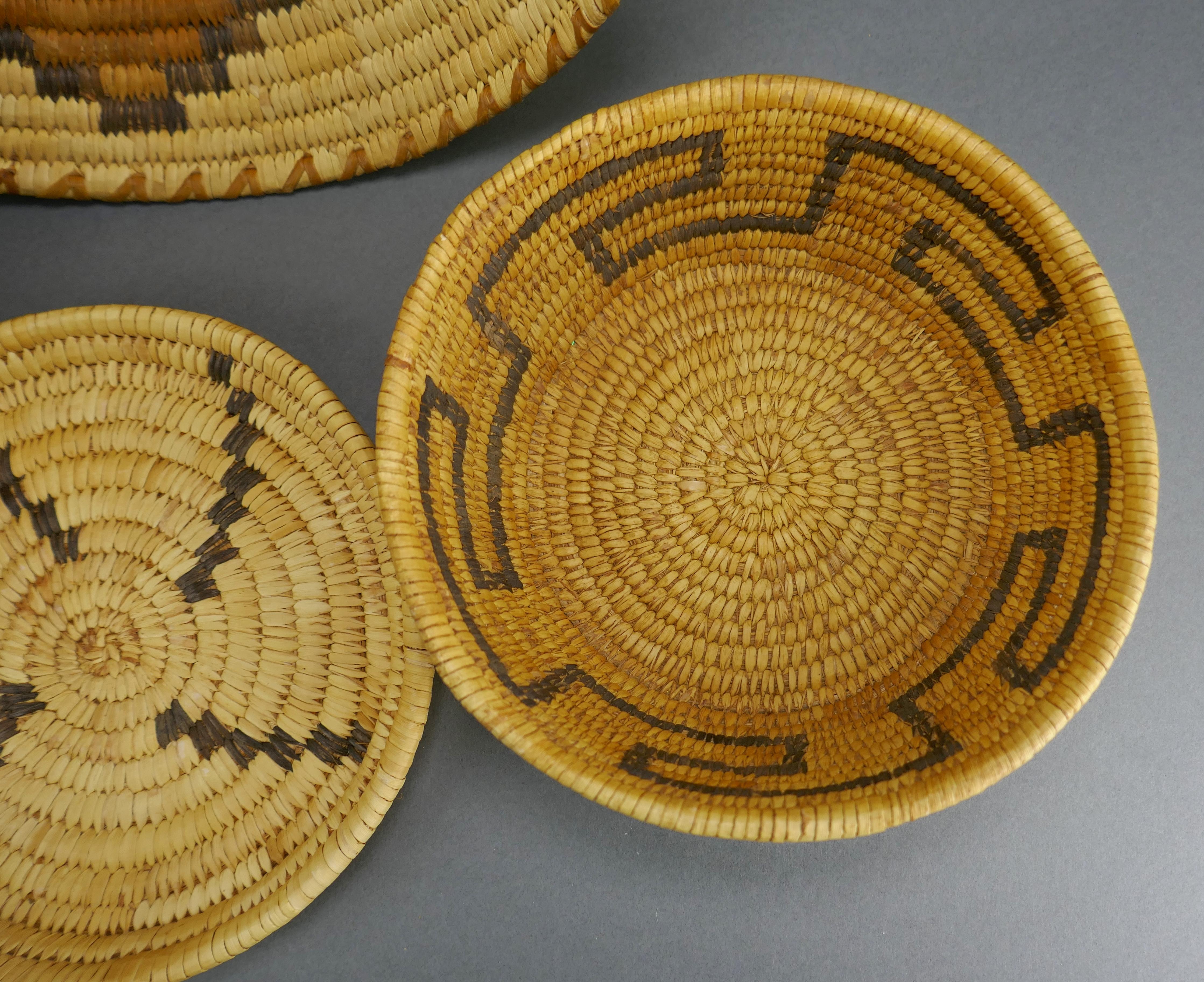 Américain Collection de quatre paniers amérindiens tissés à la main Papago & Hopi en vente