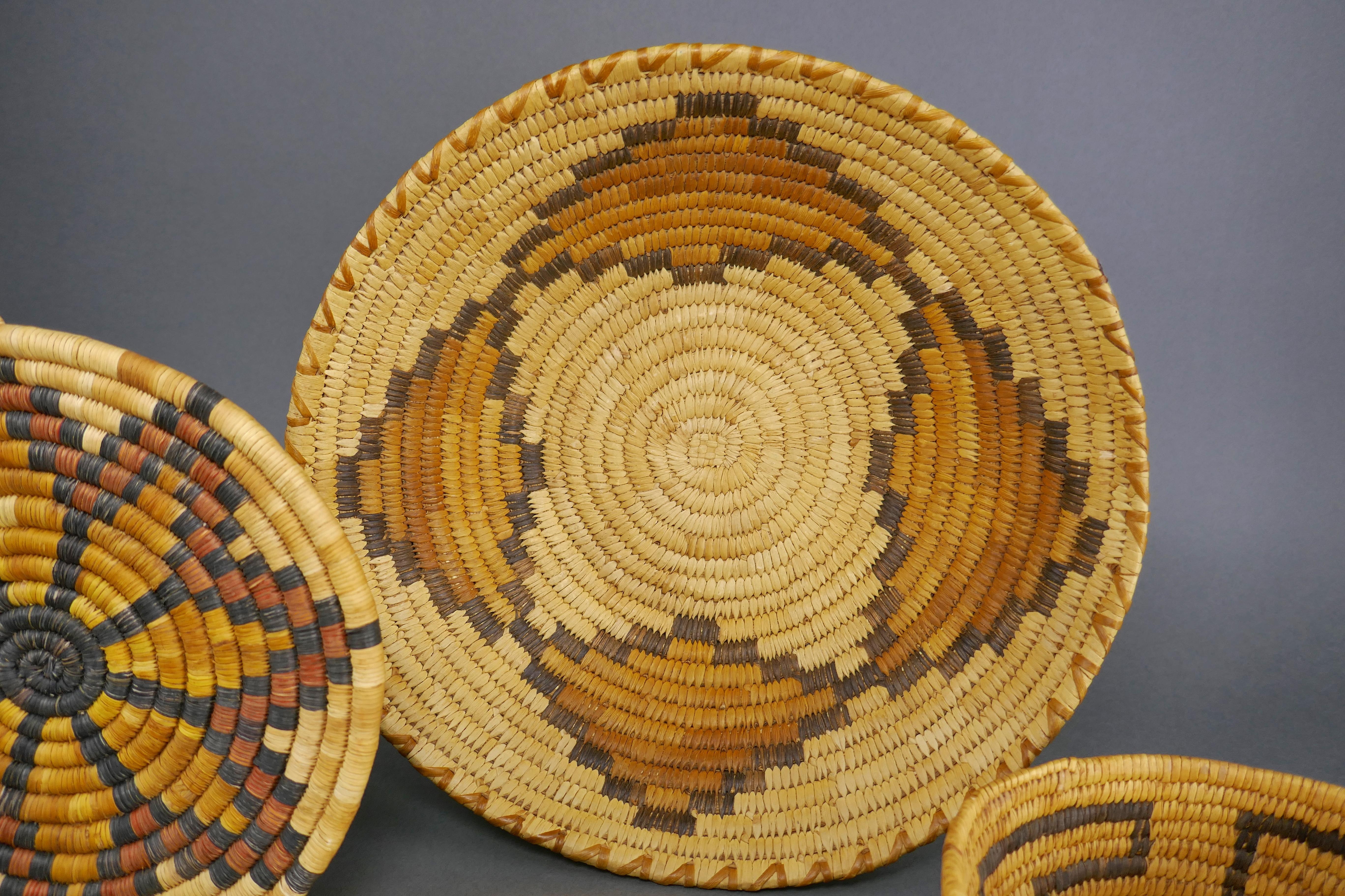 Collection de quatre paniers amérindiens tissés à la main Papago & Hopi Bon état - En vente à San Juan Capistrano, CA