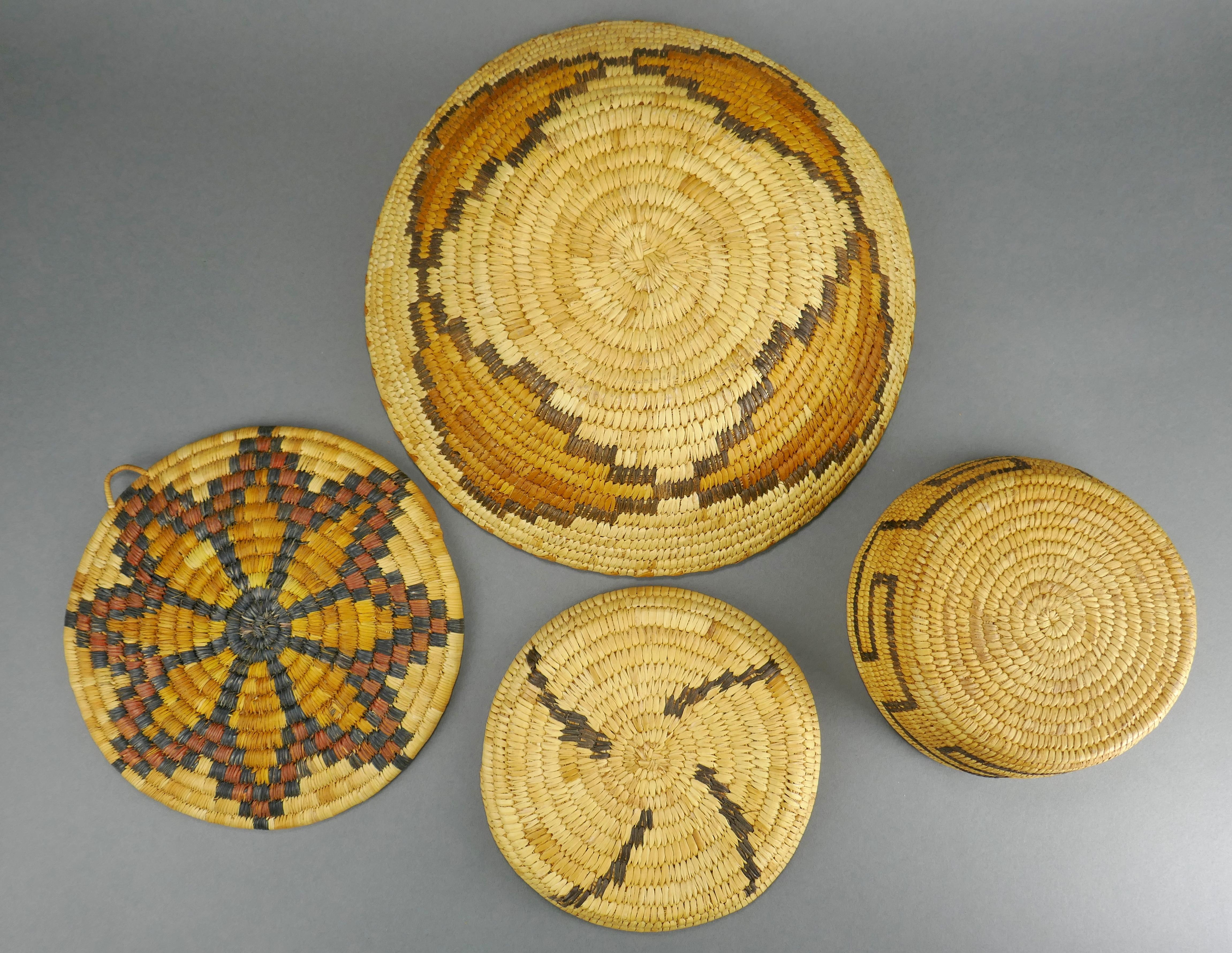 20ième siècle Collection de quatre paniers amérindiens tissés à la main Papago & Hopi en vente