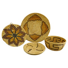 Collection de quatre paniers amérindiens tissés à la main Papago & Hopi