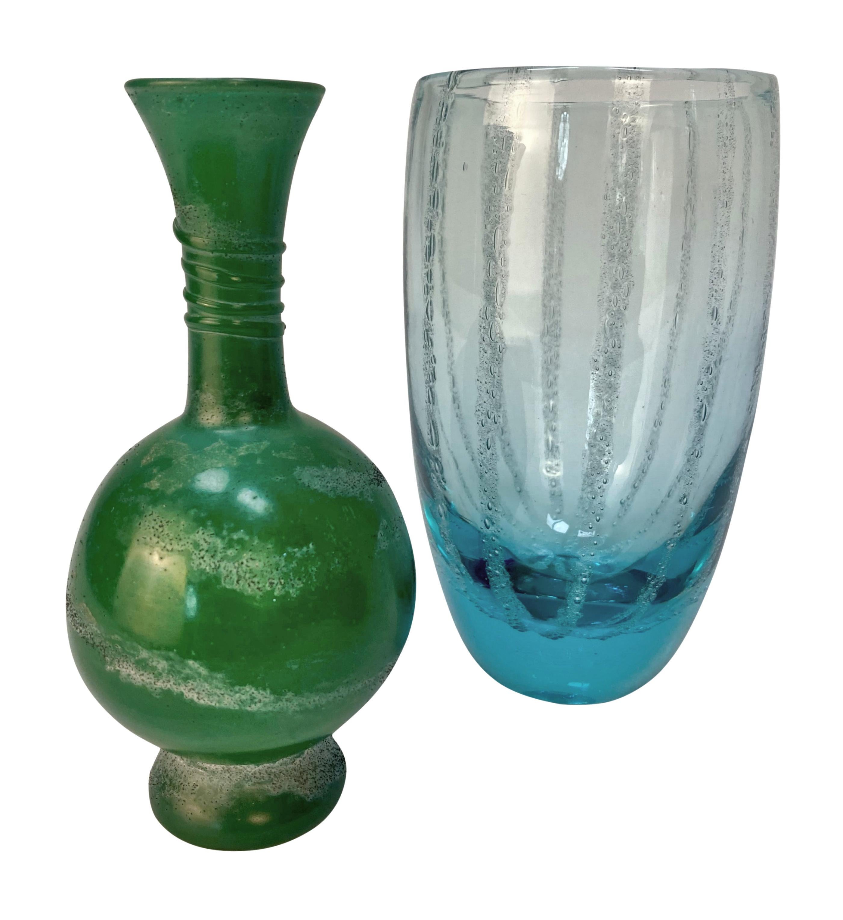 Una collezione di quattro oggetti in vetro italiani della metà del secolo, che includono un vaso romano in vetro scavo verde smeraldo, un vaso di Murano con dettagli acquamarina, un vaso di Murano blu cobalto e un candeliere romano scavo.