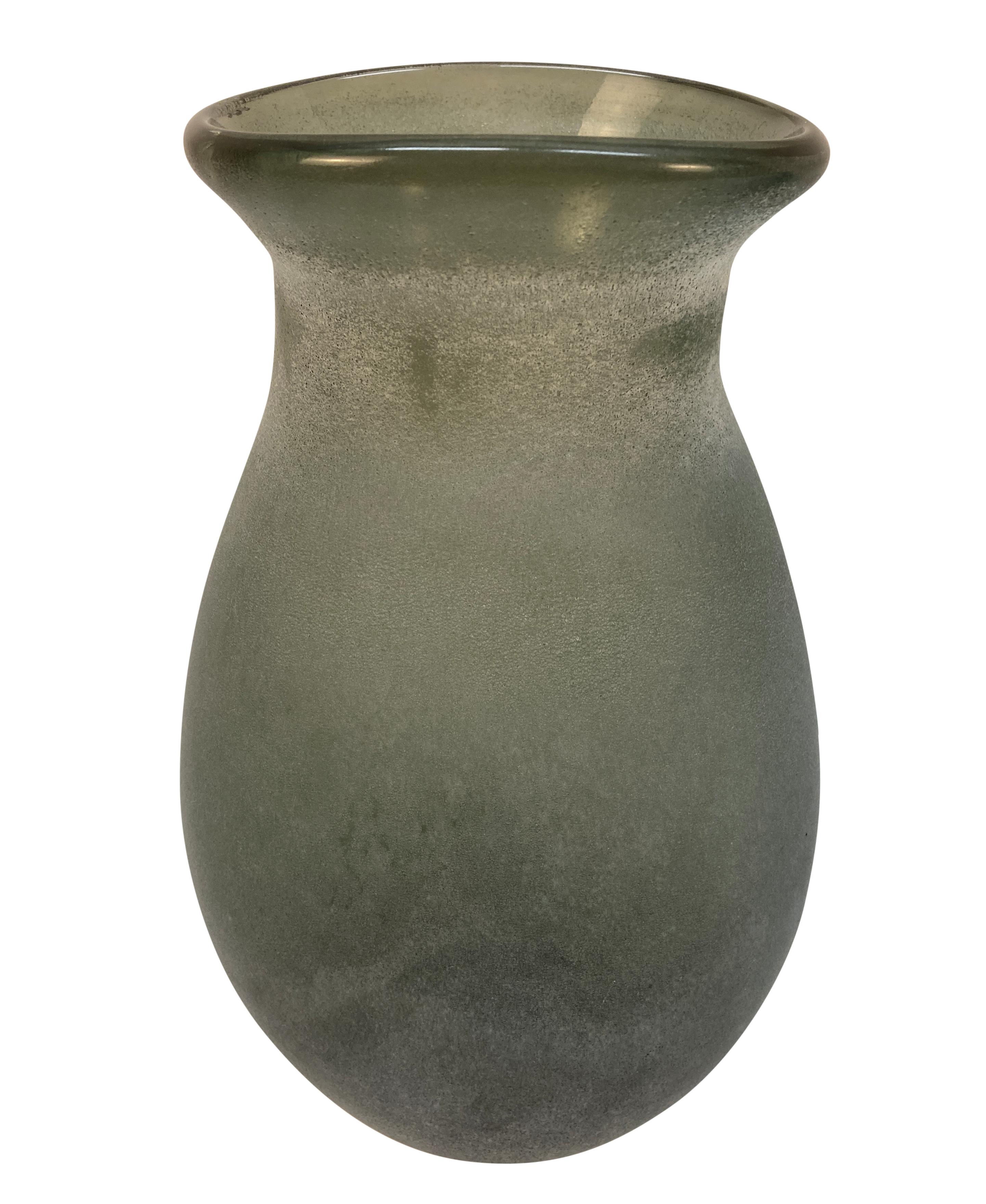 Eine Sammlung von vier italienischen Vasen aus der Jahrhundertmitte, darunter eine graue Scavo-Glasvase, eine türkisfarbene Murano-Vase, eine grüne Blasenglasvase und eine blaue Empoli-Glasvase.

Maße: 22cm hoch x 21cm Durchmesser (größte)