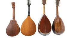 Colección de cuatro mandolinas, algunas con incrustaciones, carey, madera satinada