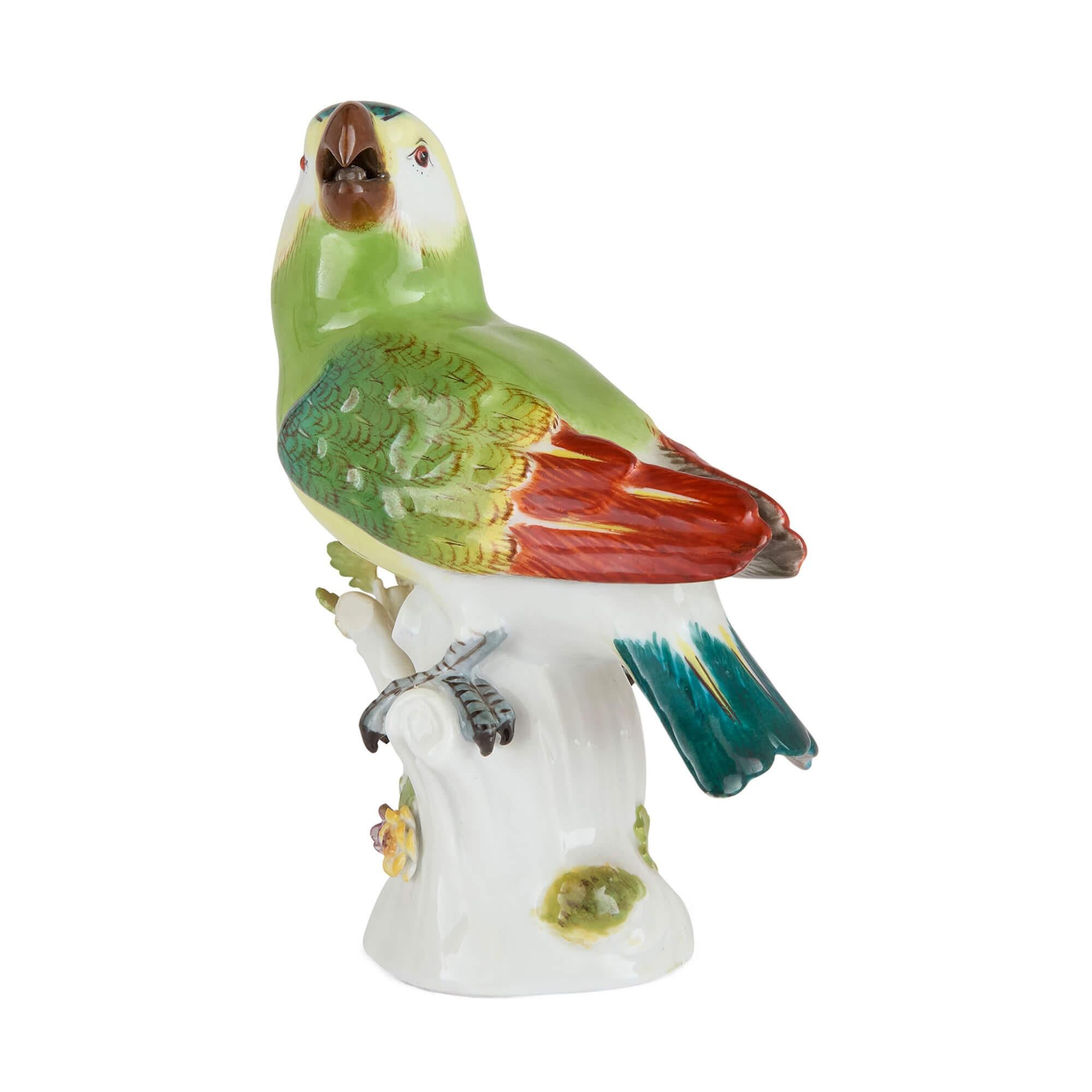 Collection'S di quattro modelli di uccelli in Meissen Porcelain 
Tedesco, 20° secolo 
Il più grande (pappagallo): Altezza 14 cm, larghezza 10 cm, profondità 5 cm. 

Questa superba collezione di quattro sculture di uccelli in porcellana è stata