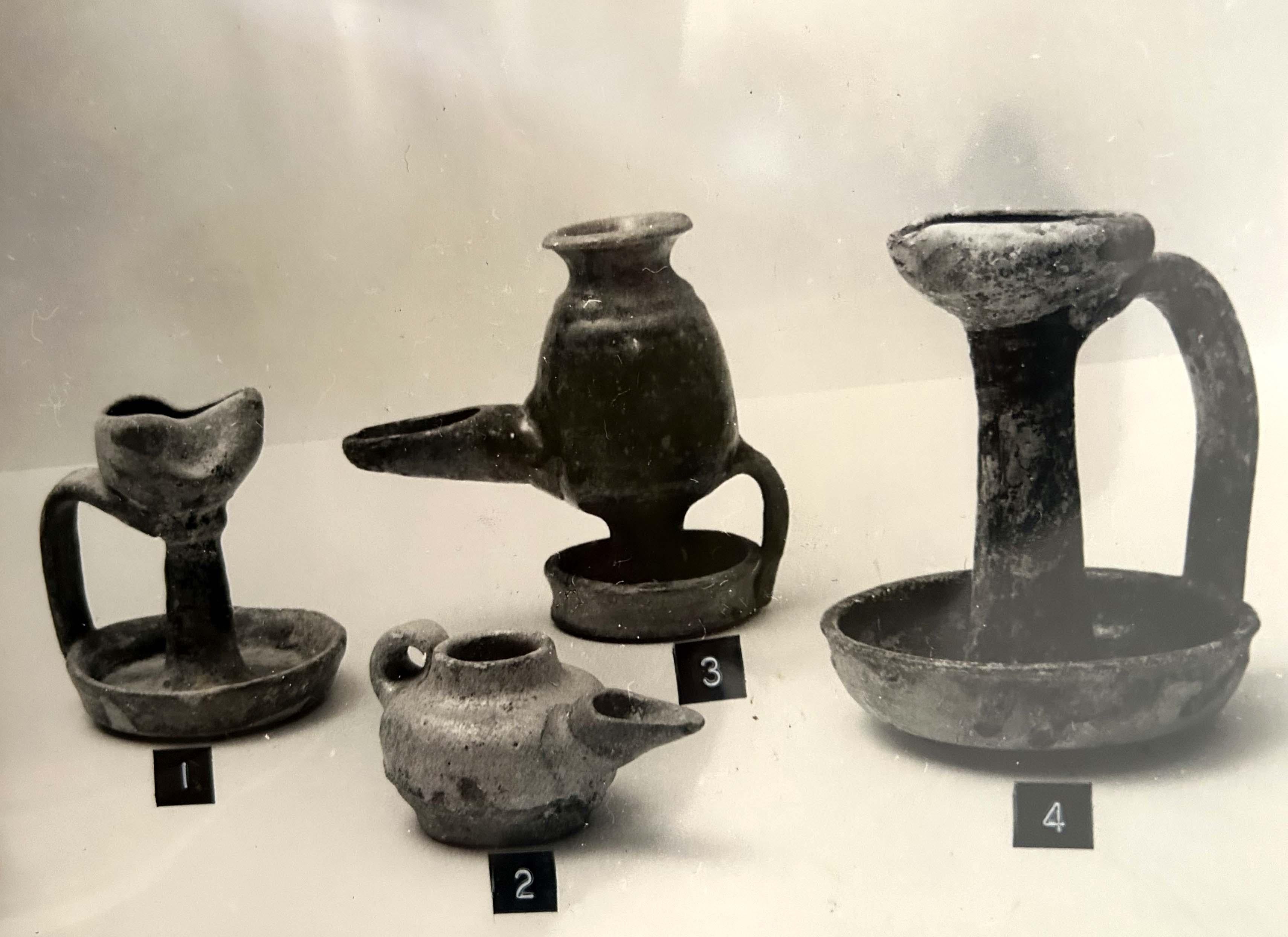 Kollektion von vier persischen glasierten Öllampen aus Keramik im Angebot 12