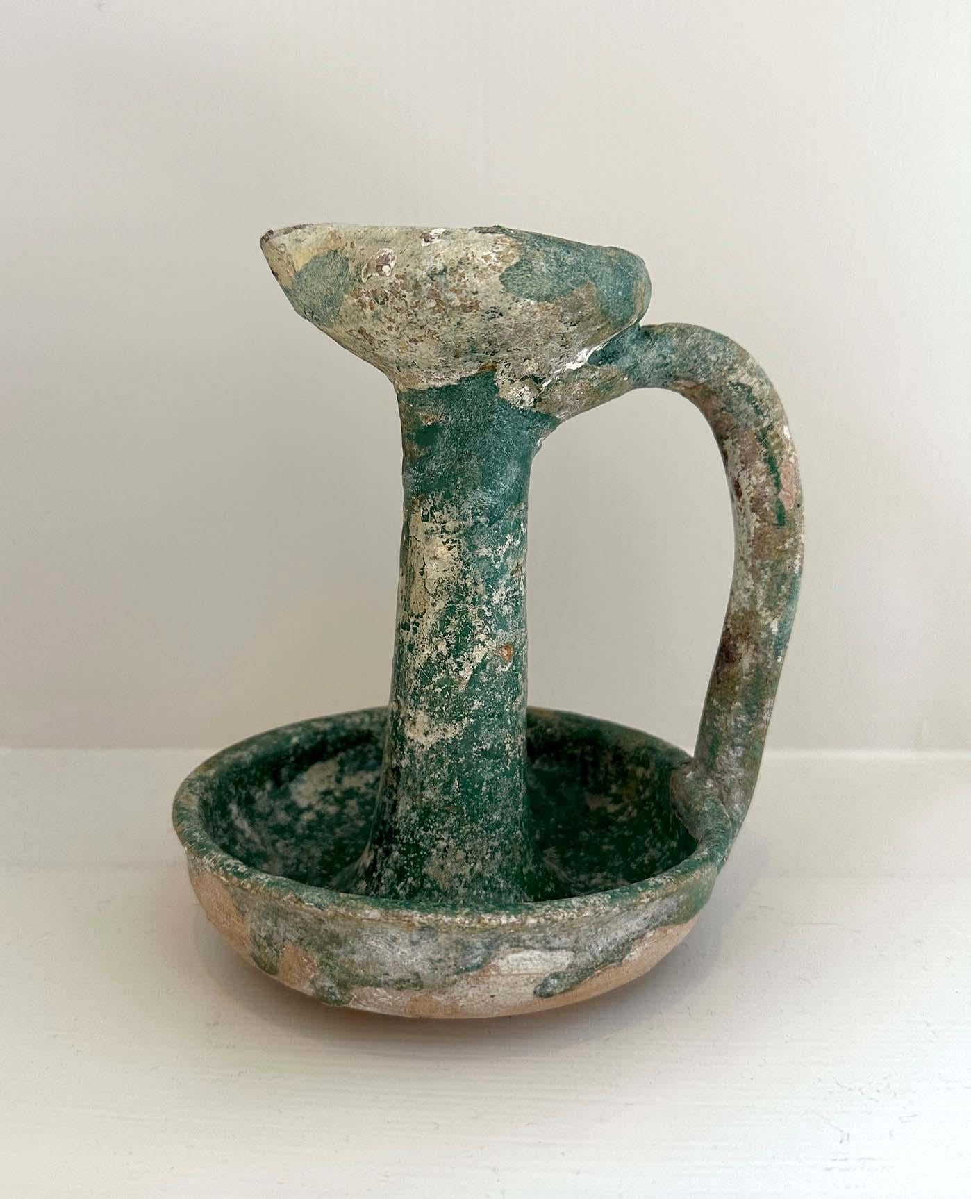 Collection de quatre lampes à huile en poterie vernissée de la Perse ancienne provenant d'une collection américaine. Il s'agit de trois lampes à huile à glaçure irisée qui proviendraient de la région de Rhages, en Perse, vers le 13e siècle, et d'une
