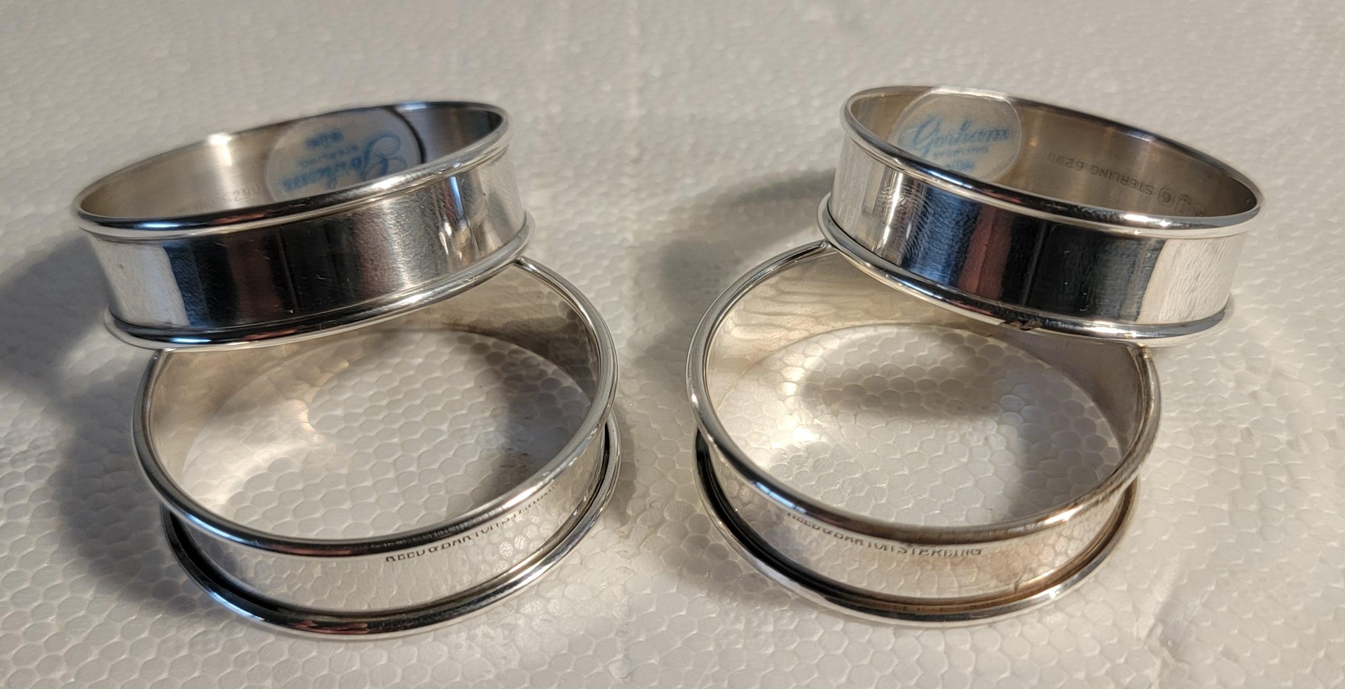Sammlung von  vier Sterling-Serviettenhalter . Zwei der Serviettenhalter sind mit Gorham und die beiden anderen mit Reed & Barton Sterling gekennzeichnet. Alle wurden  gereinigt und poliert. 