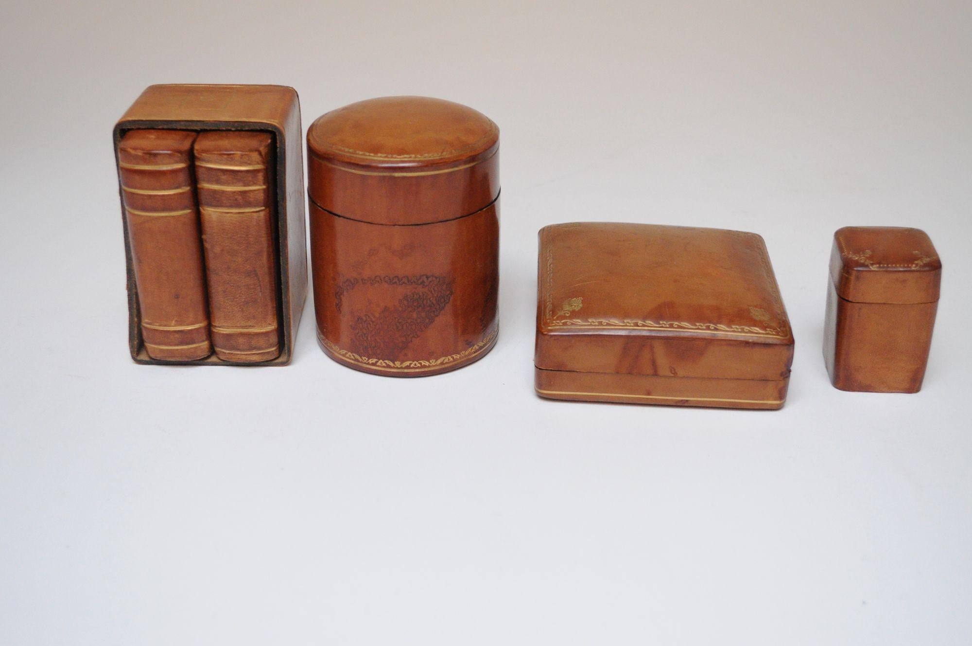 Collection'S di quattro scatole in pelle goffrata Scuola del Cuoio Florentine d'epoca in vendita 10