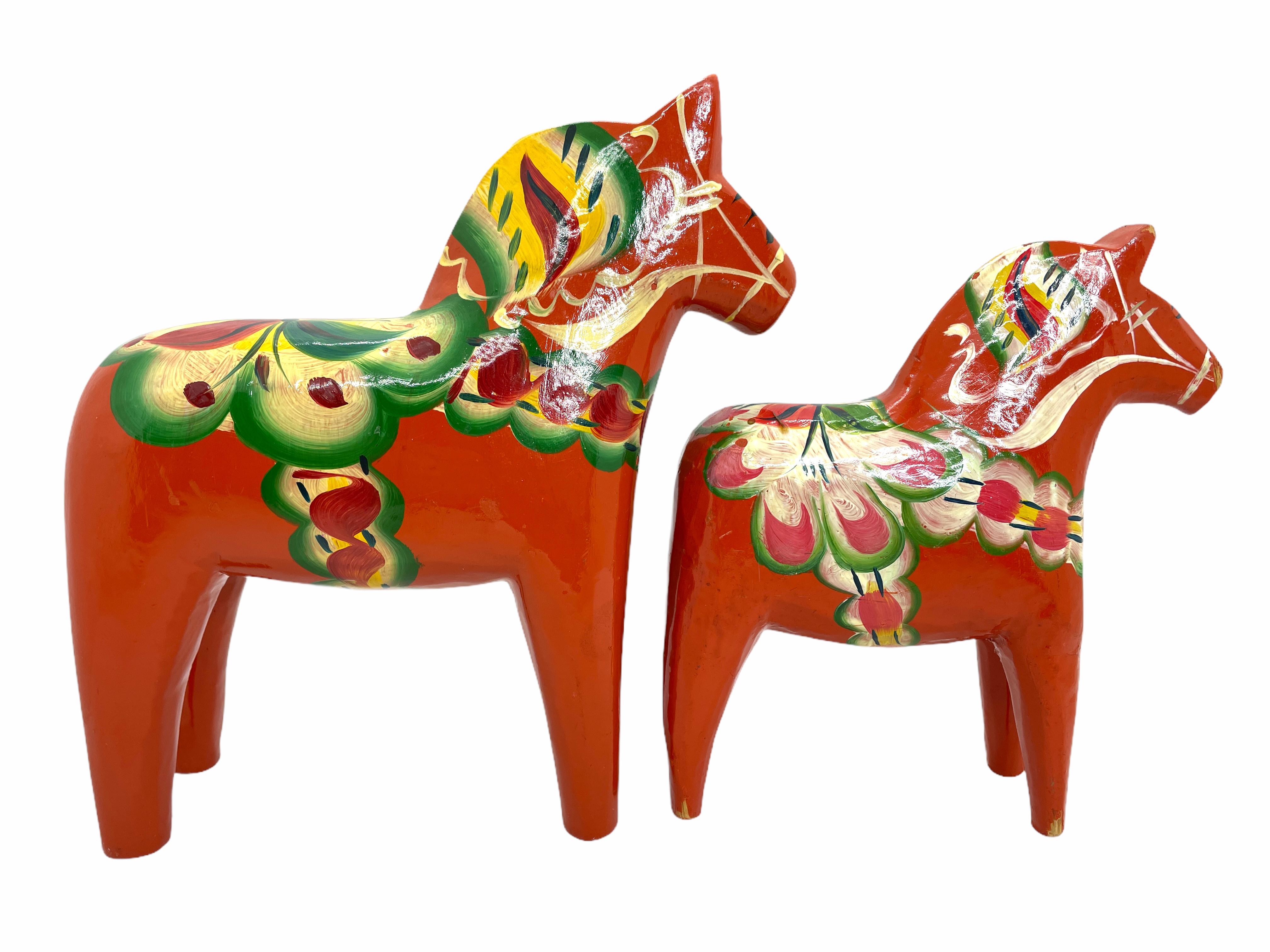 Kollektion von vier schwedischen Dala-Pferden im Vintage-Stil von Nils Olsson, Schweden Volkskunst (Schwedisch) im Angebot