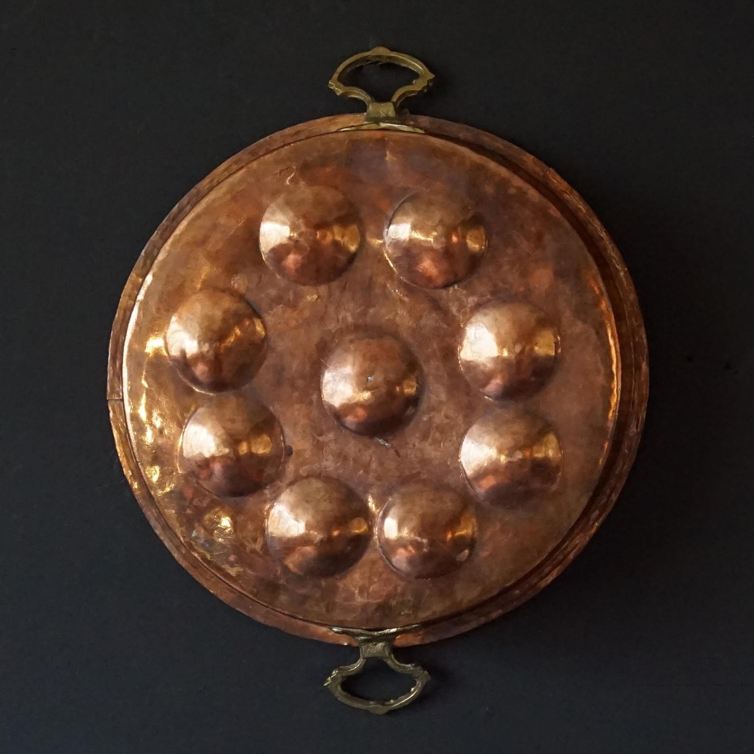 Collection of Fourteen 19th Century French Copper Egg Poacher or Escargot Pans In Good Condition For Sale In Haarlem, NL