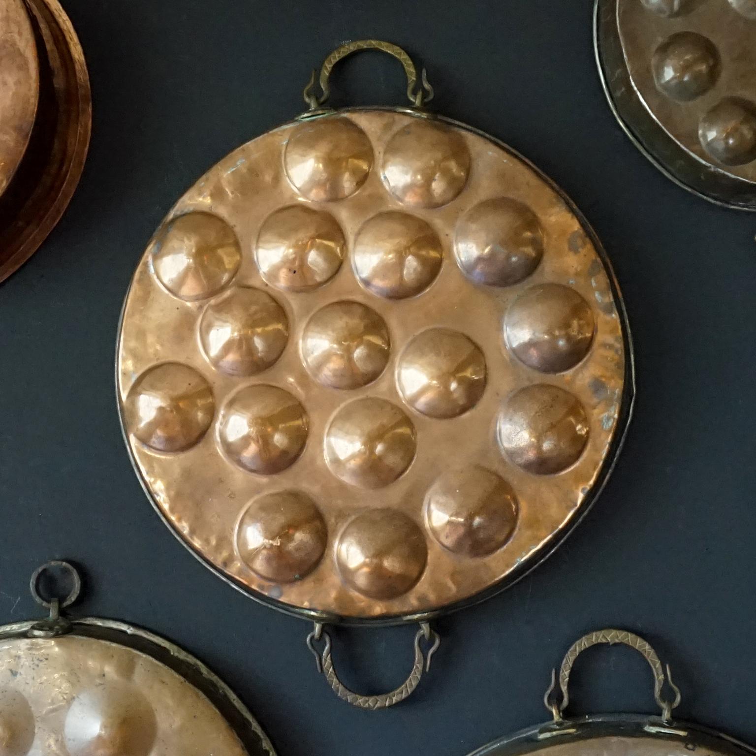 Cuivre Collection de quatorze pans de pêcheur ou d'escargot français en cuivre du 19ème siècle en vente