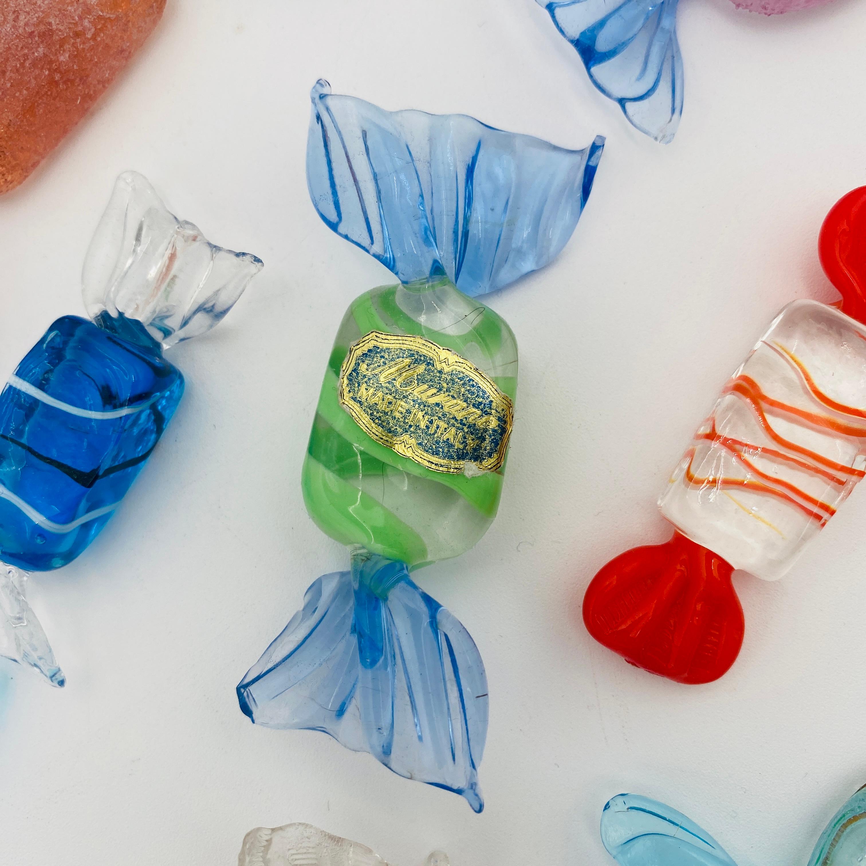 Una bella collezione di quattordici caramelle incartate in vetro artistico di Murano Glass, circa 1960. I pezzi sono in ottime condizioni vintage, senza scheggiature o crepe, e misurano varie dimensioni; la maggior parte è di circa 2