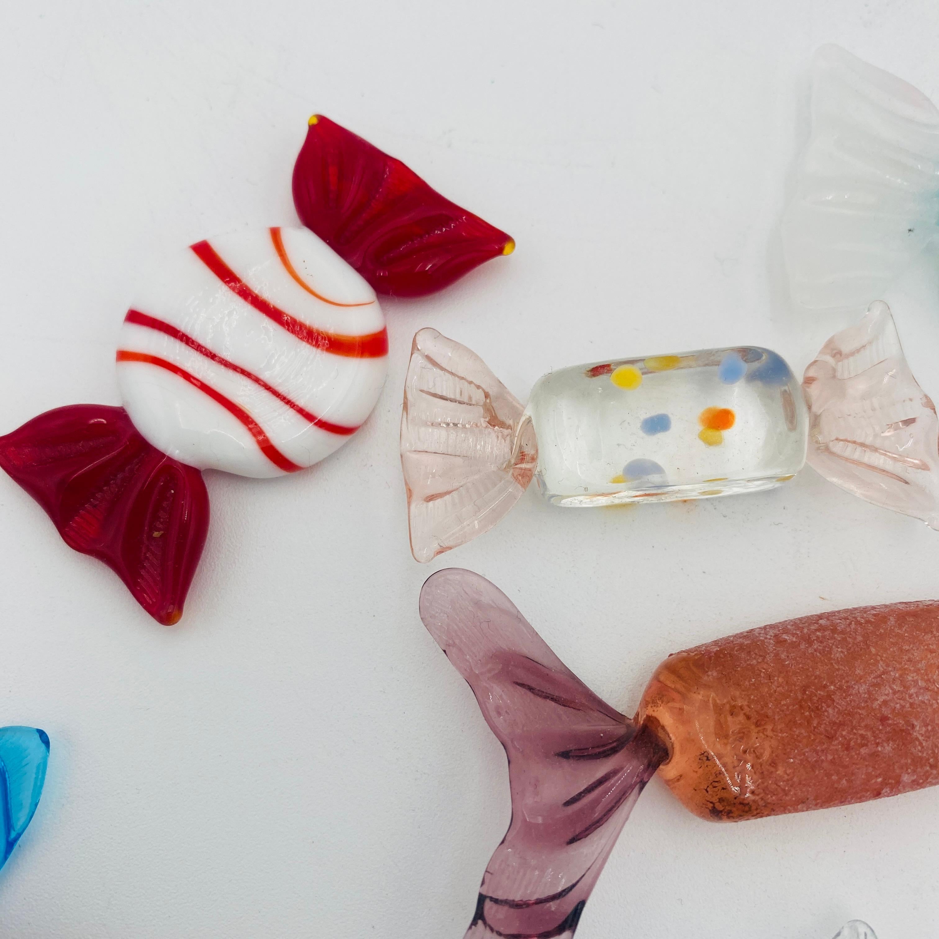 Metà XX secolo Collection'S di quattordici caramelle incartate in vetro artistico di Murano 1960s