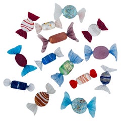 Sammlung von vierzehn in Kunstglas gewickelten Bonbons von Murano Glas Italien 1960er Jahre