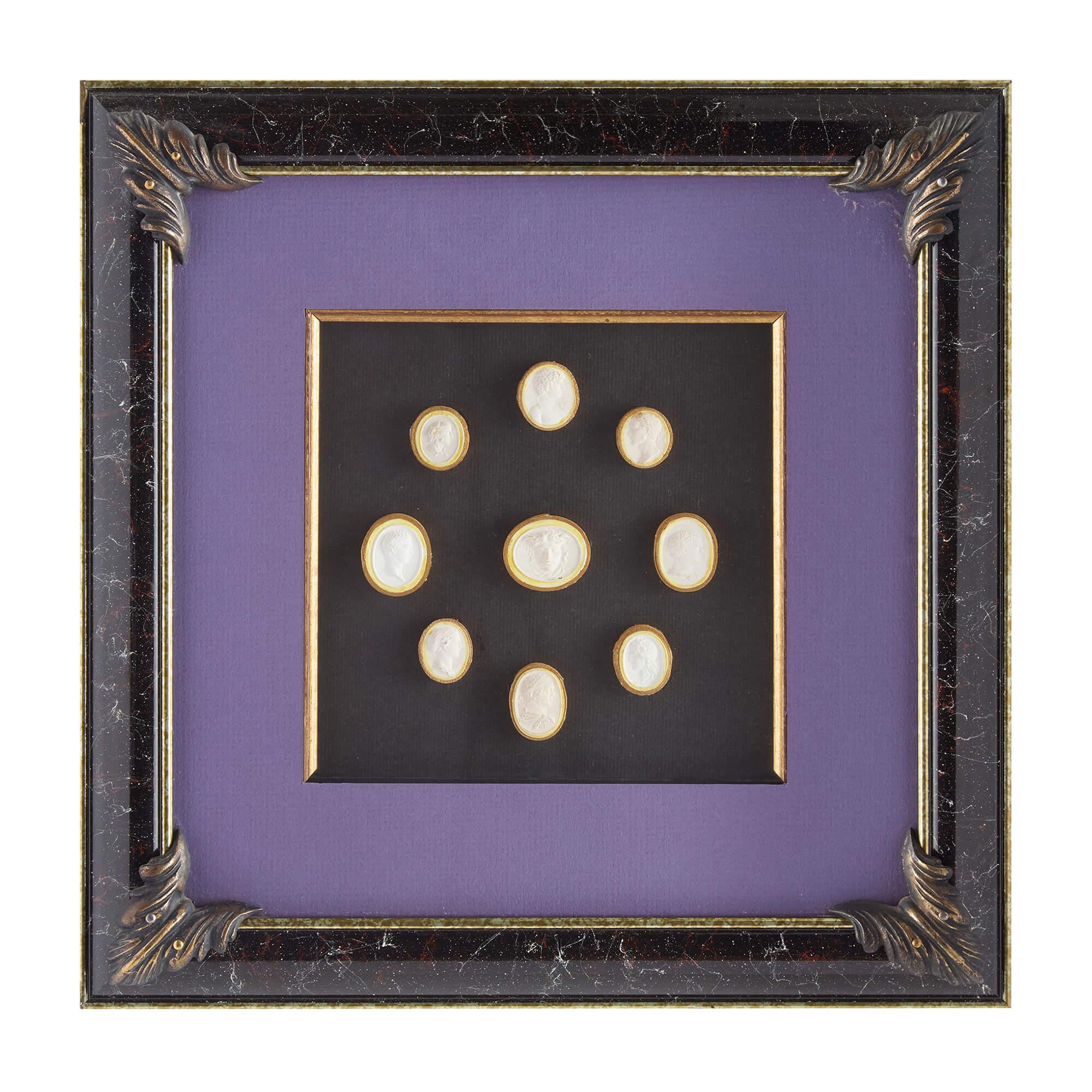 Collectional d'intaglios en plâtre italiens anciens encadrés
Italie, Début du 19e siècle 
Hauteur 34cm, largeur 34cm, profondeur 4cm

Cette exquise collection de dix-huit intailles en plâtre a été réalisée en Italie au début du XIXe siècle. Chaque