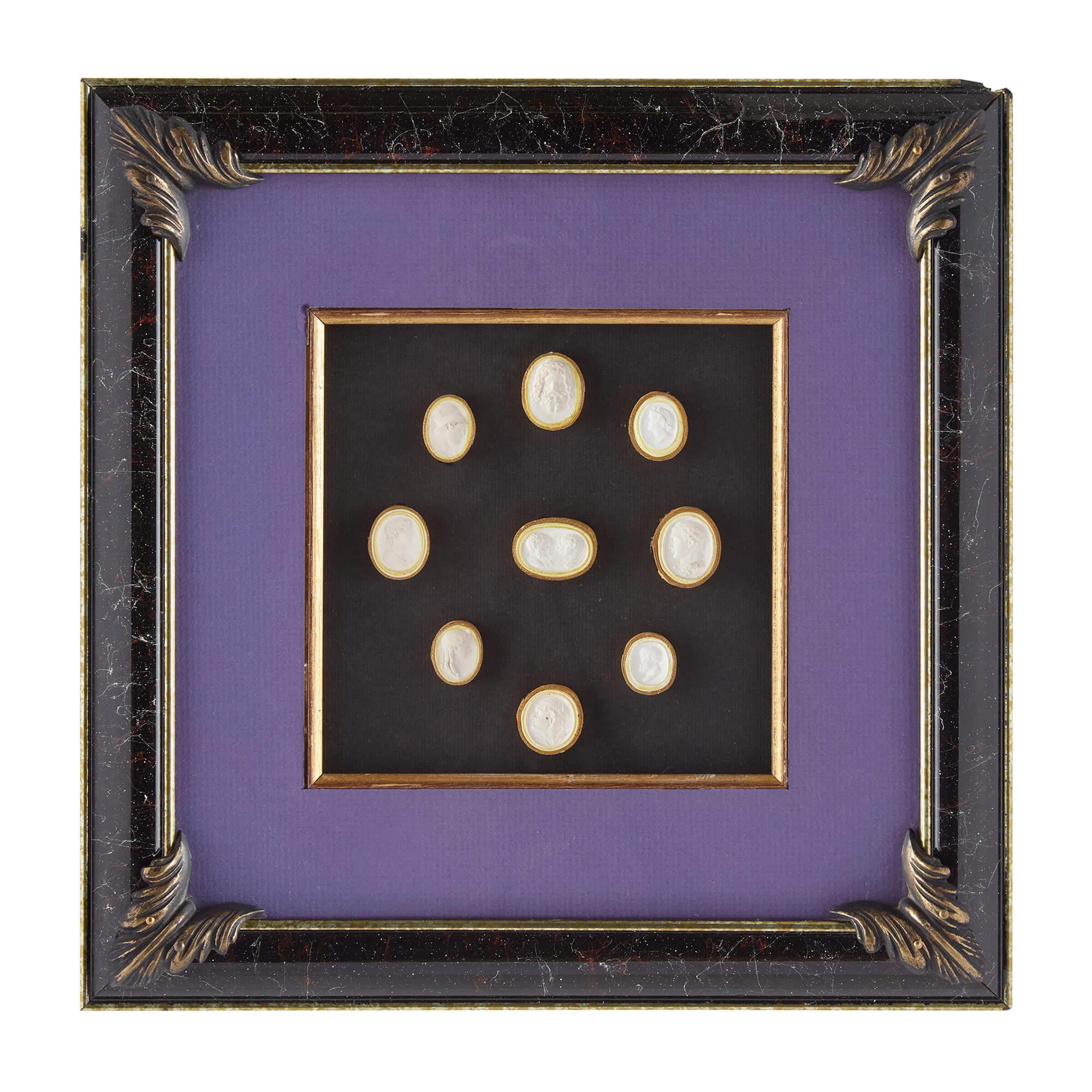 Néoclassique Collection d'anciens intailles italiennes en plâtre encadrées en vente