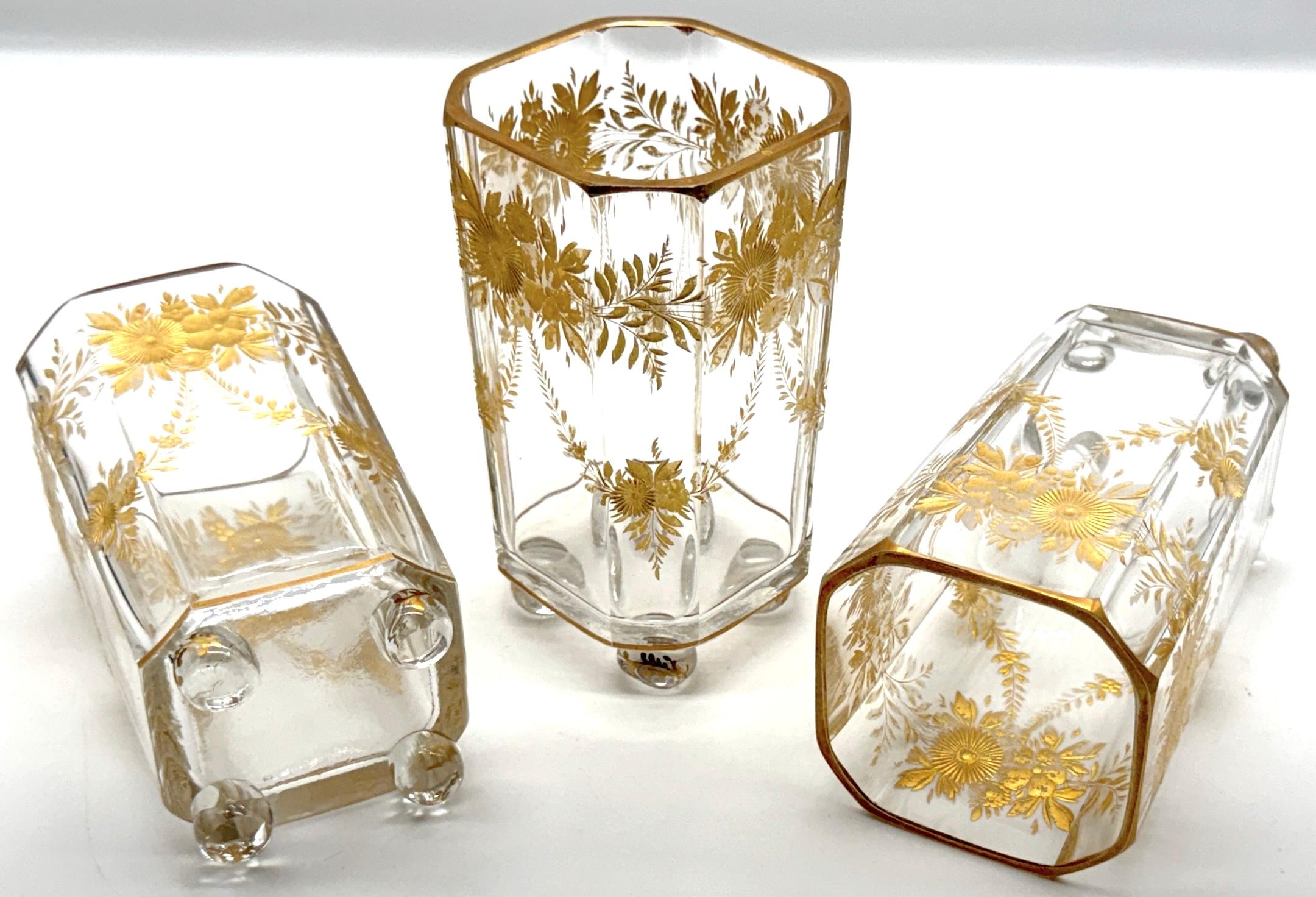 Colección de Artículos de Mesa Franceses de Cristal Esmaltado Dorado, Estilo de Baccarat 

Francia, circa principios del siglo XX 

Preciosa colección instantánea de artículos de mesa franceses de cristal esmaltado dorado, fabricados al estilo de