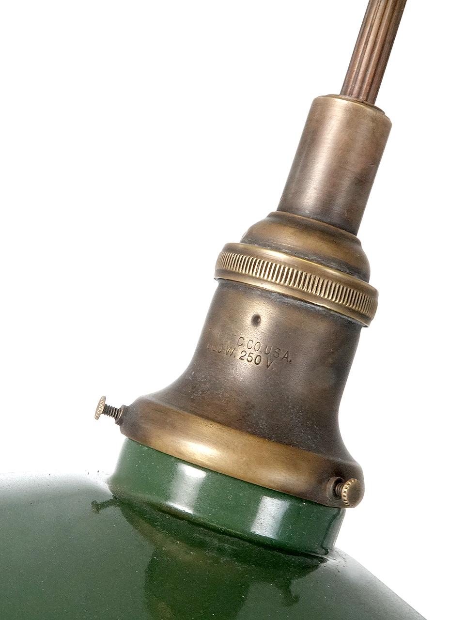 Tenemos una pequeña colección de estos colgantes industriales nuevos de stock antiguo. La pantalla verde sobre blanco de 14 pulgadas de diámetro conserva la pegatina original. El soporte de la toma de corriente es único. Está firmada por General