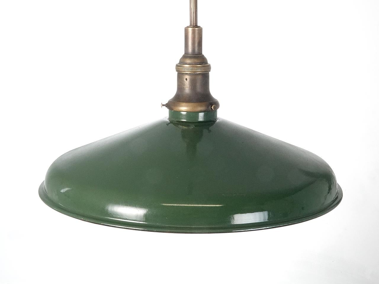 Colección de Colgantes GE con Pantalla de Porcelana Original y Enchufe Antiguo Industrial en venta