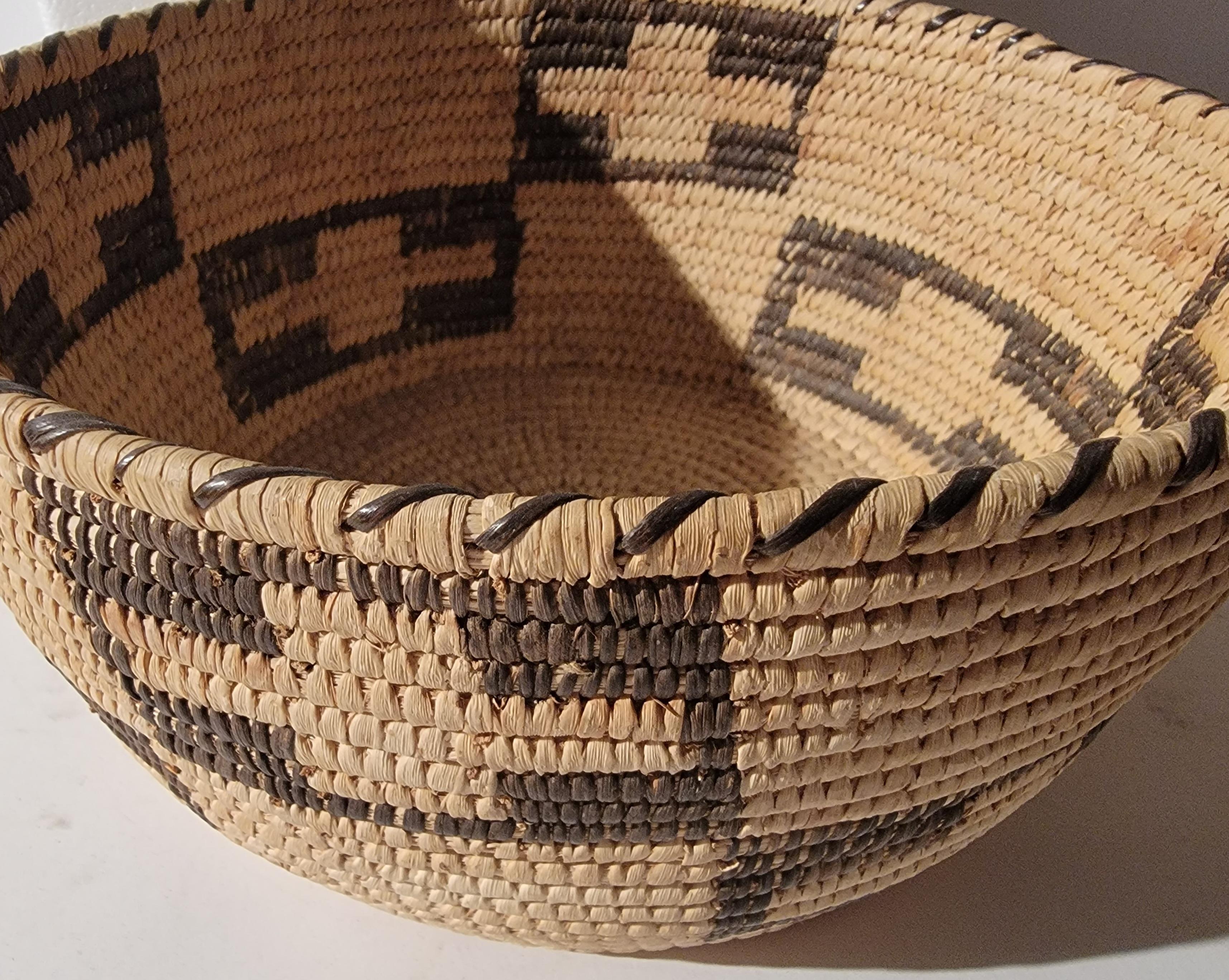 Collection of Geometric Pima Indian Baskets -4 In Good Condition For Sale In Los Angeles, CA