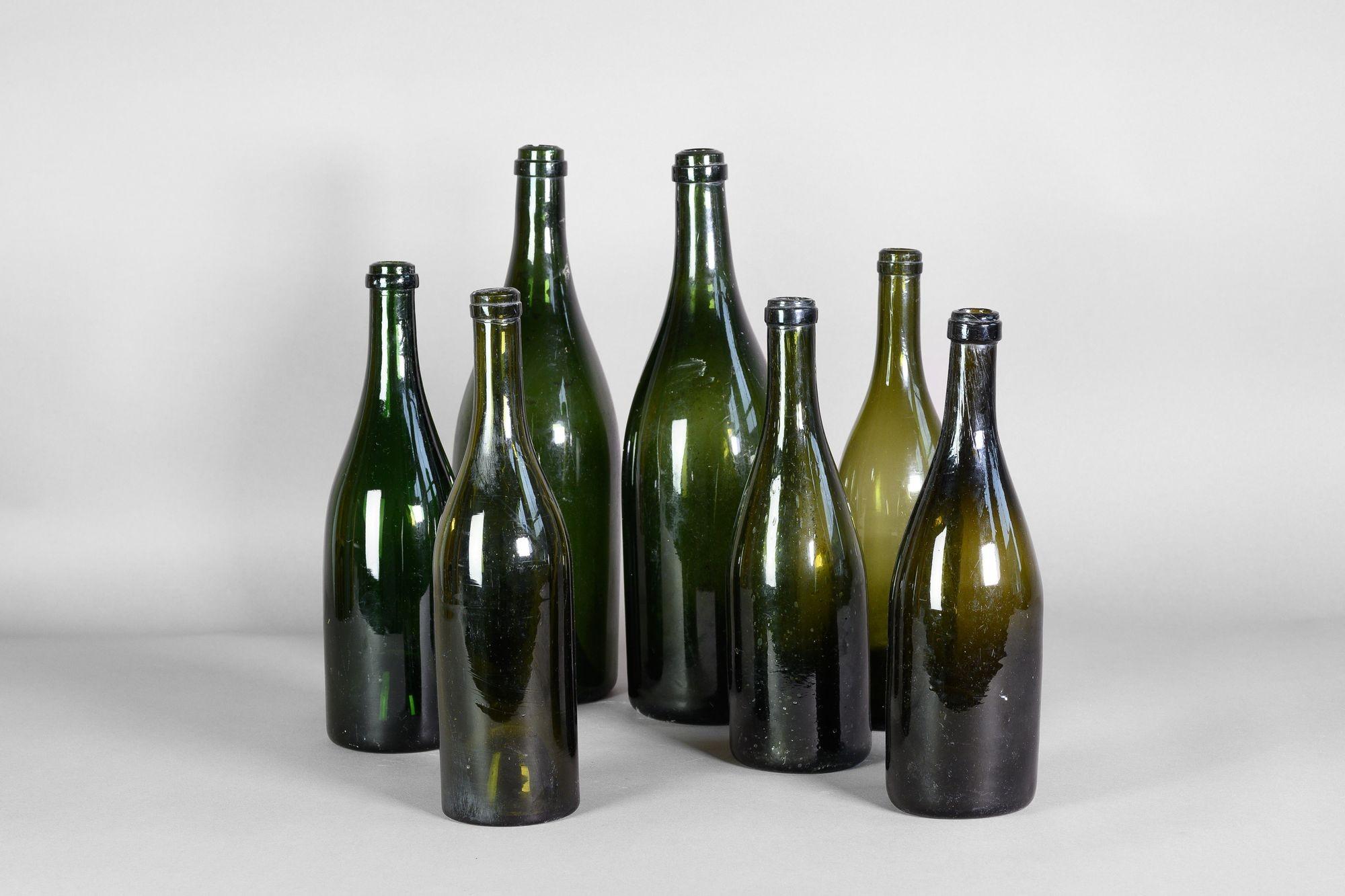 7 botellas francesas surtidas de vidrio verde ( la más pequeña H 29cm x A 9cm x P 9cm x 5 ). Alrededor de 1900
Mayor H 37cm x A 12cm x P 12cm