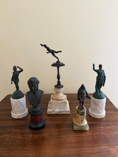 Collection'S neoklassischer Messingfiguren im Grand-Tour-Stil auf Marmorsockeln