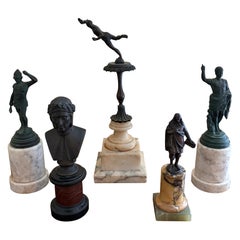 Collection'S neoklassischer Messingfiguren im Grand-Tour-Stil auf Marmorsockeln
