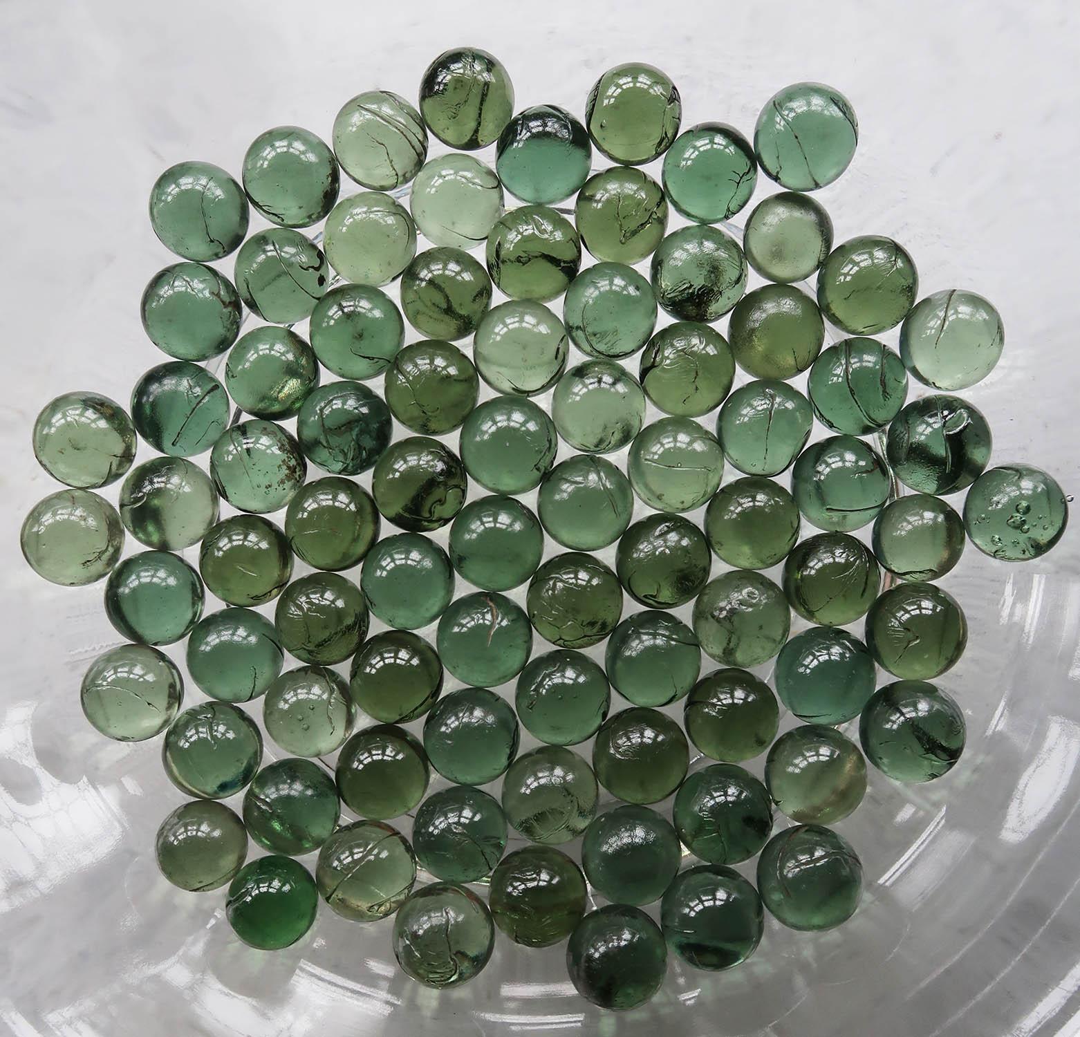 Merveilleuse collection de 83 billes de verre vertes

Des couleurs étonnantes

Bon état. 

La taille indiquée est pour une bille

