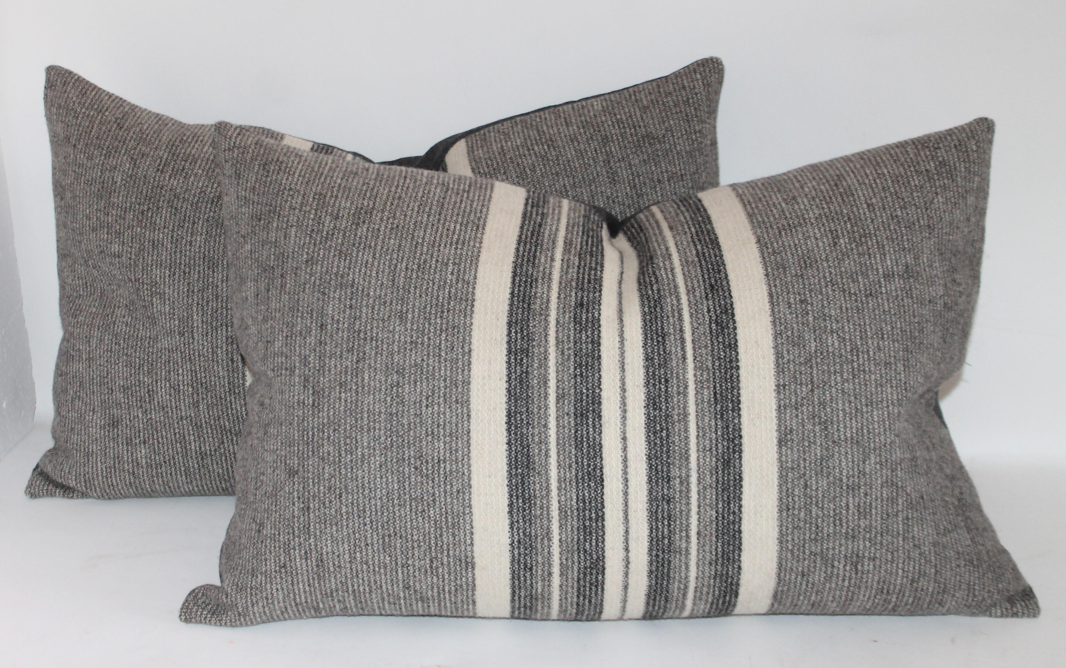 Stile Adirondack Collezione di cuscini a righe in flanella grigia intrecciata a mano, 4 pezzi in vendita
