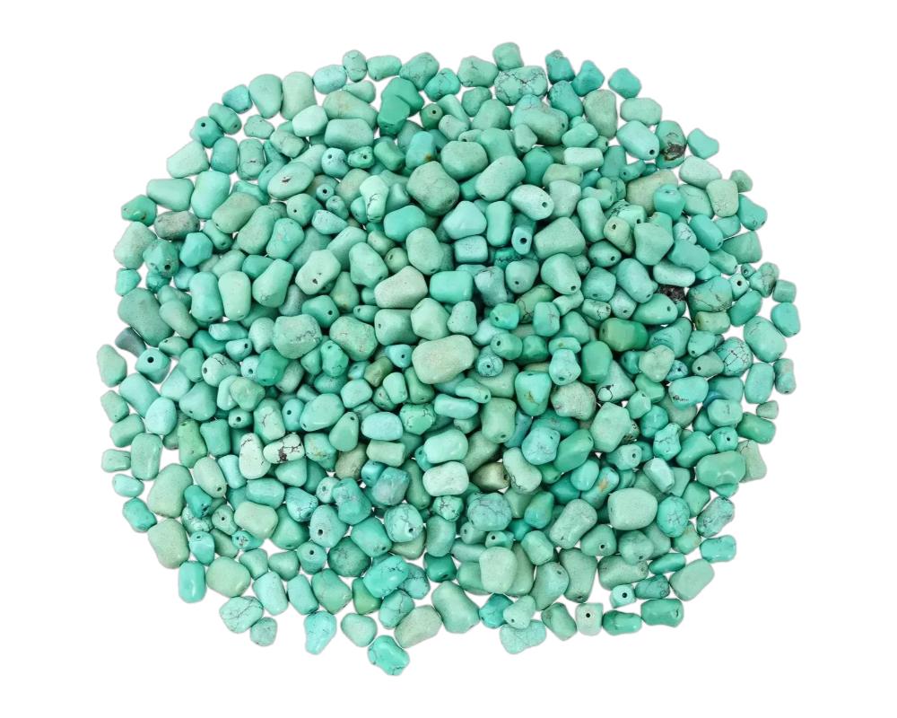 Una collezione di enormi perle di turchese verde forate di forme diverse. Pietre, perline e oggetti da collezione antichi e vintage.

Dimensioni: Dimensioni medie: L 3/4